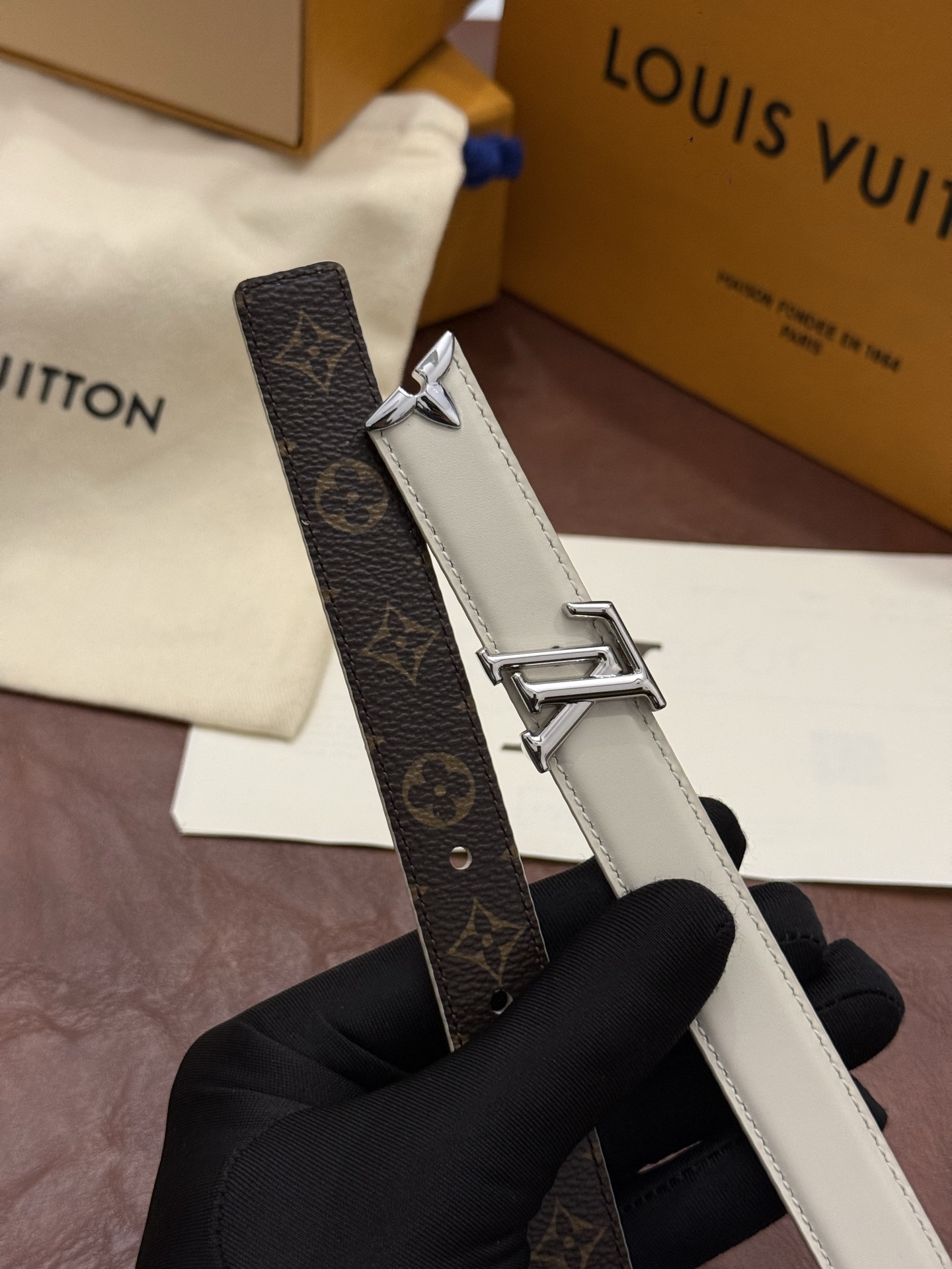 这款 Pretty LV 腰带以闪耀的金色金属双饰点缀，彰显品牌精湛的工艺。LV Initiales 搭扣末端饰以精雕细