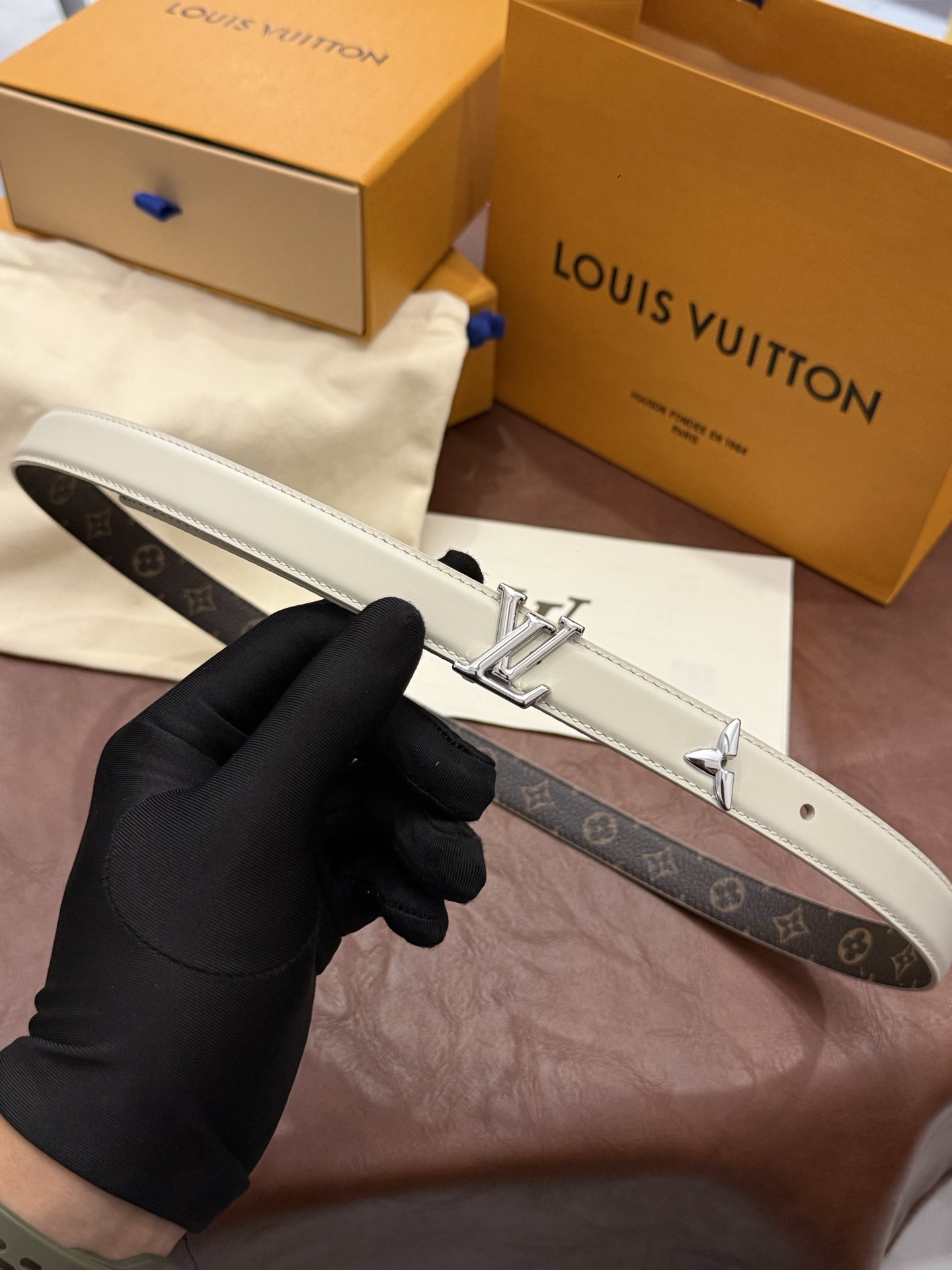 这款 Pretty LV 腰带以闪耀的金色金属双饰点缀，彰显品牌精湛的工艺。LV Initiales 搭扣末端饰以精雕细