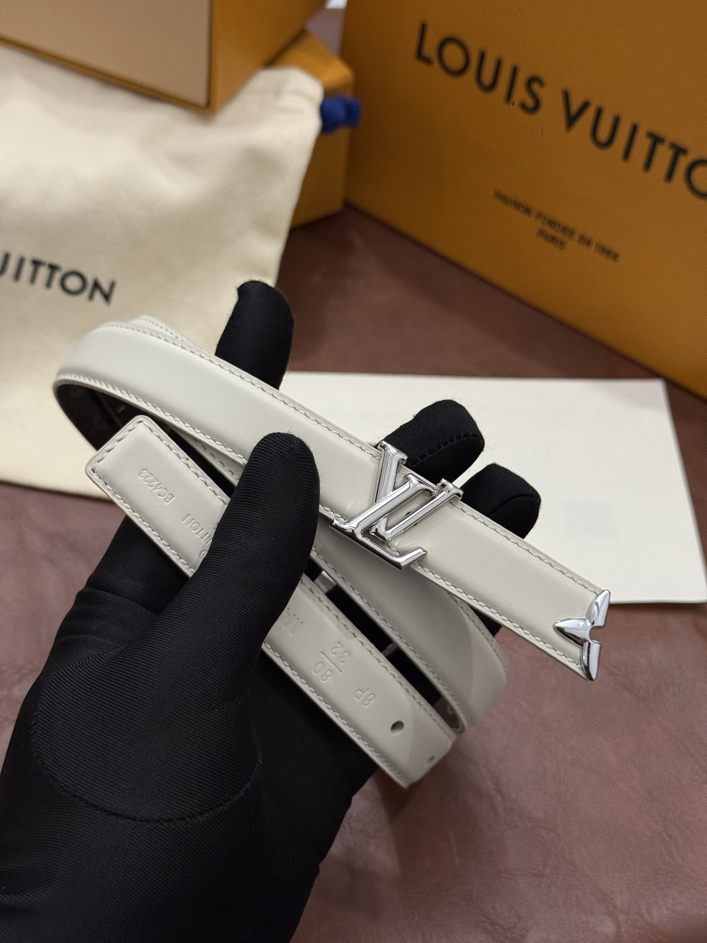 这款 Pretty LV 腰带以闪耀的金色金属双饰点缀，彰显品牌精湛的工艺。LV Initiales 搭扣末端饰以精雕细