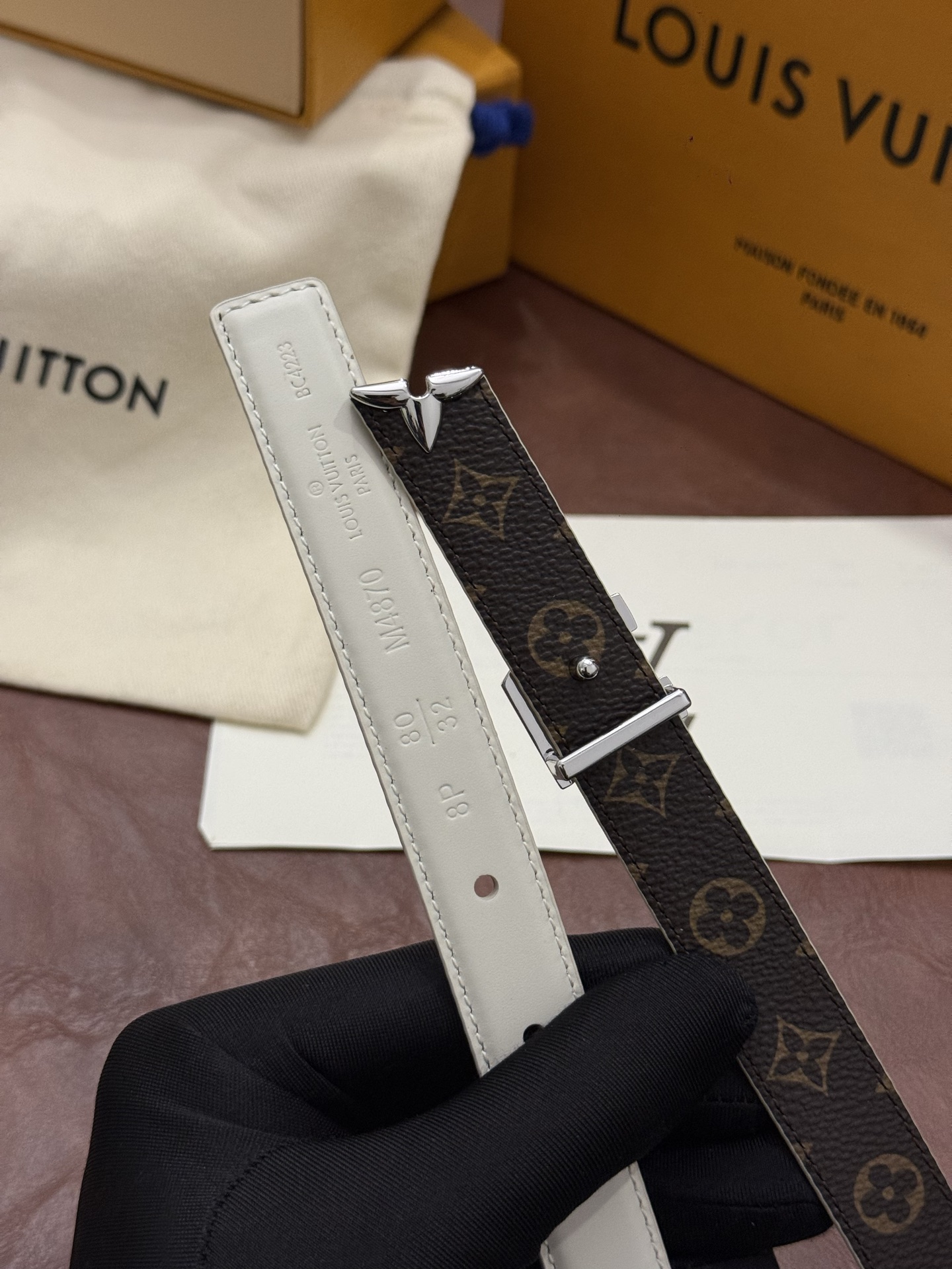 这款 Pretty LV 腰带以闪耀的金色金属双饰点缀，彰显品牌精湛的工艺。LV Initiales 搭扣末端饰以精雕细