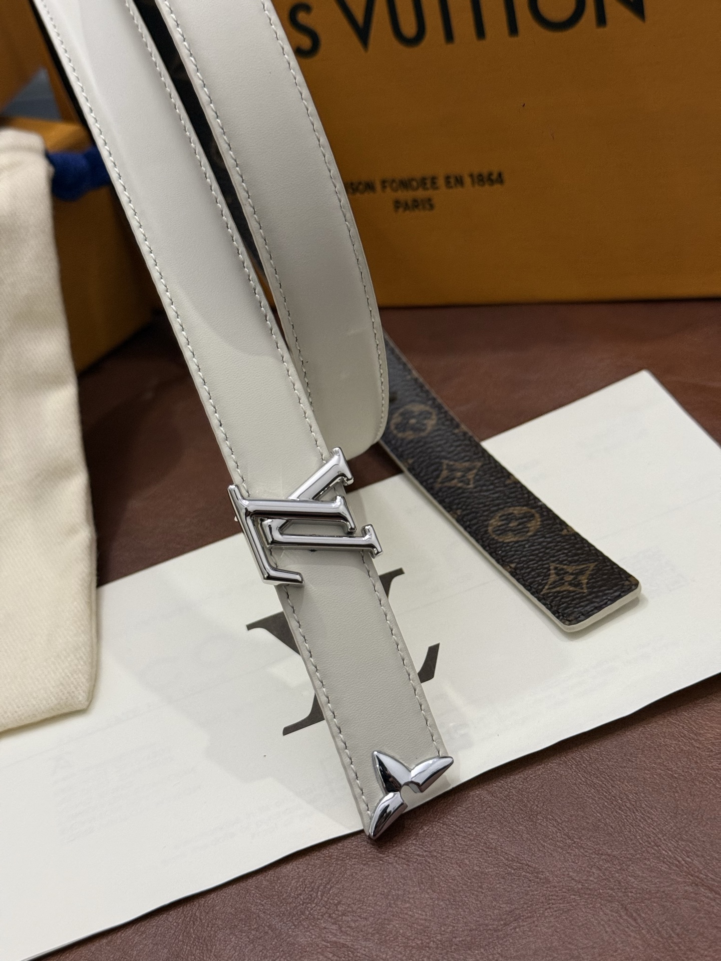 这款 Pretty LV 腰带以闪耀的金色金属双饰点缀，彰显品牌精湛的工艺。LV Initiales 搭扣末端饰以精雕细
