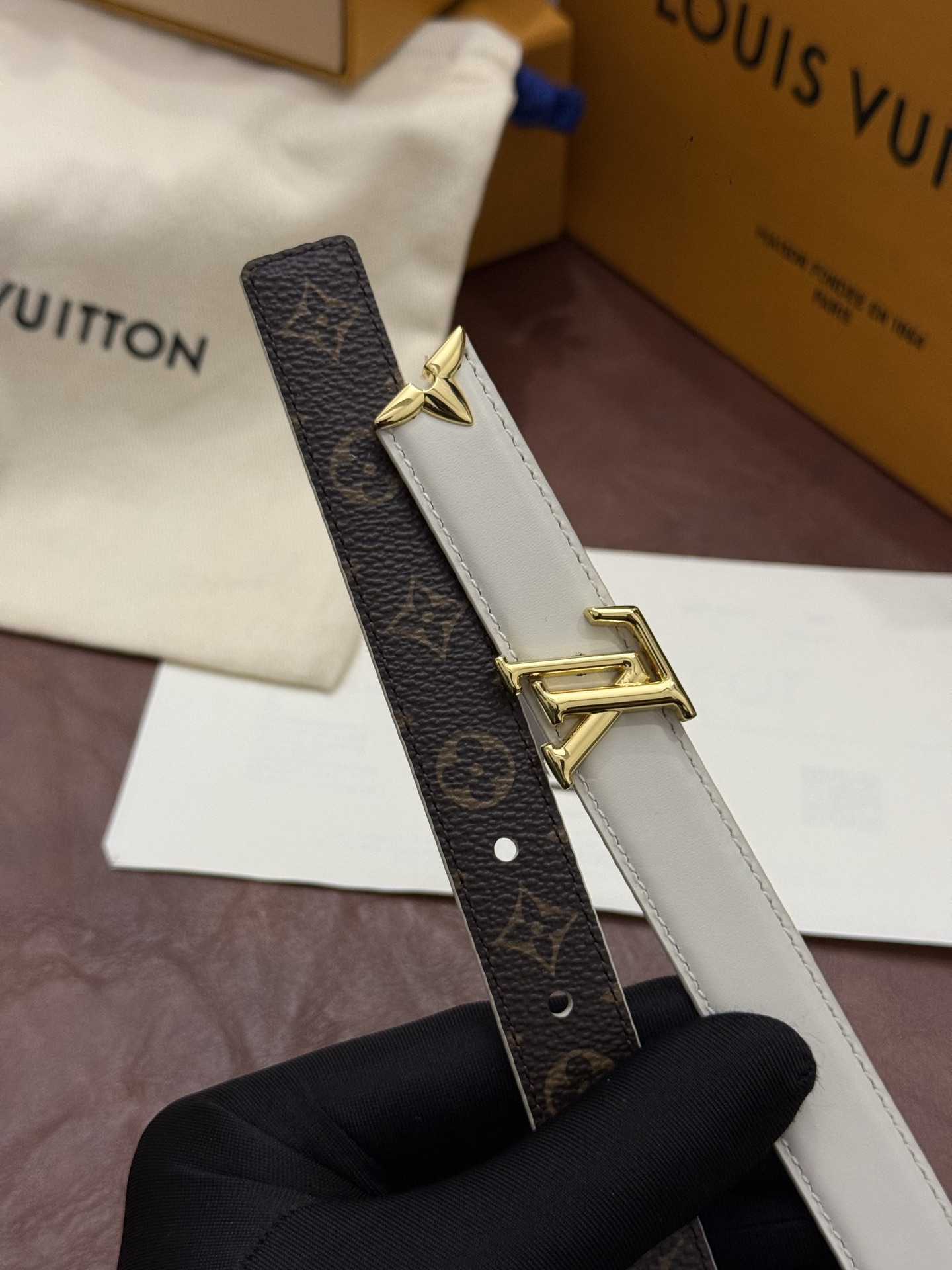 这款 Pretty LV 腰带以闪耀的金色金属双饰点缀，彰显品牌精湛的工艺。LV Initiales 搭扣末端饰以精雕细