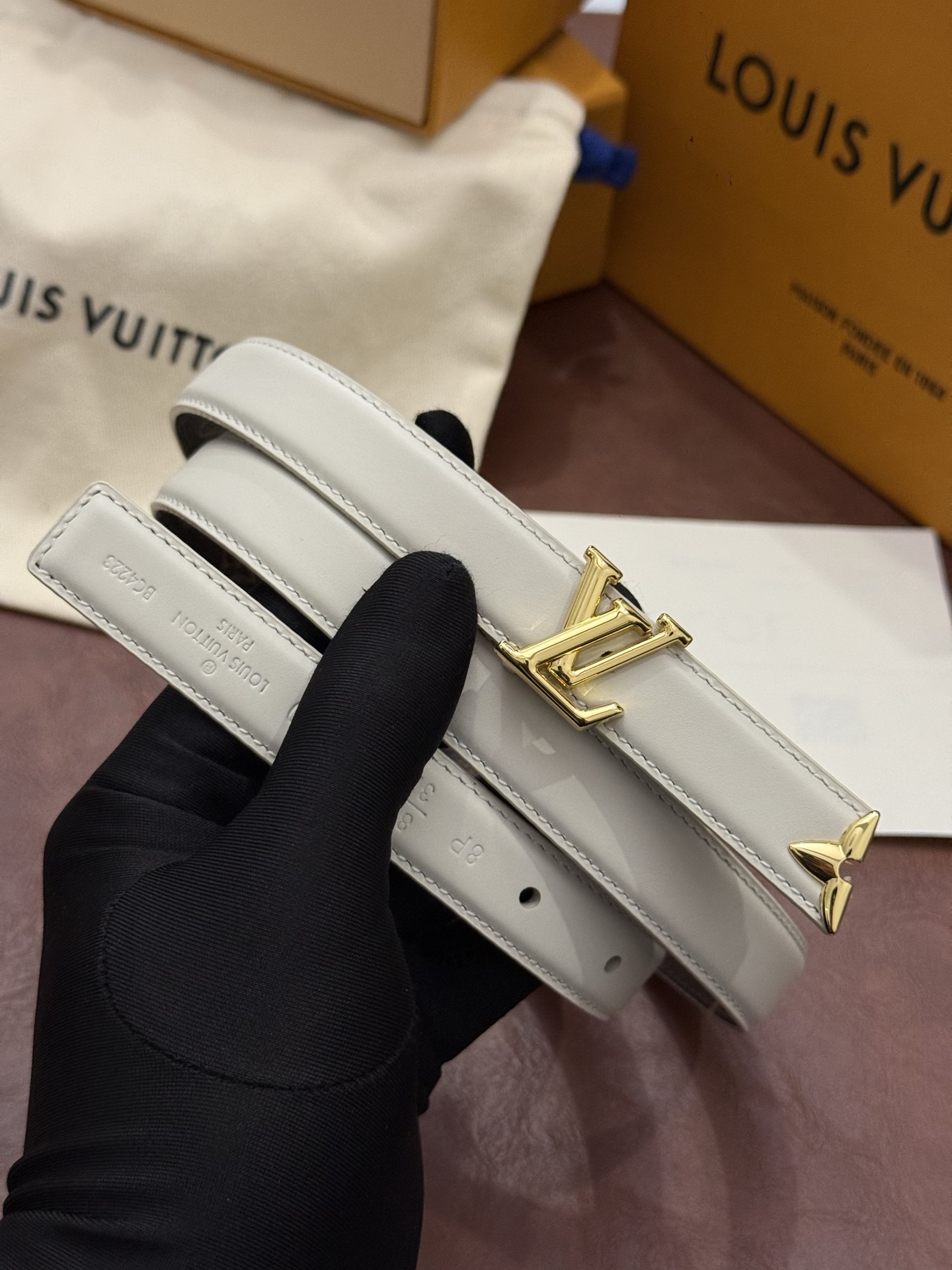 这款 Pretty LV 腰带以闪耀的金色金属双饰点缀，彰显品牌精湛的工艺。LV Initiales 搭扣末端饰以精雕细