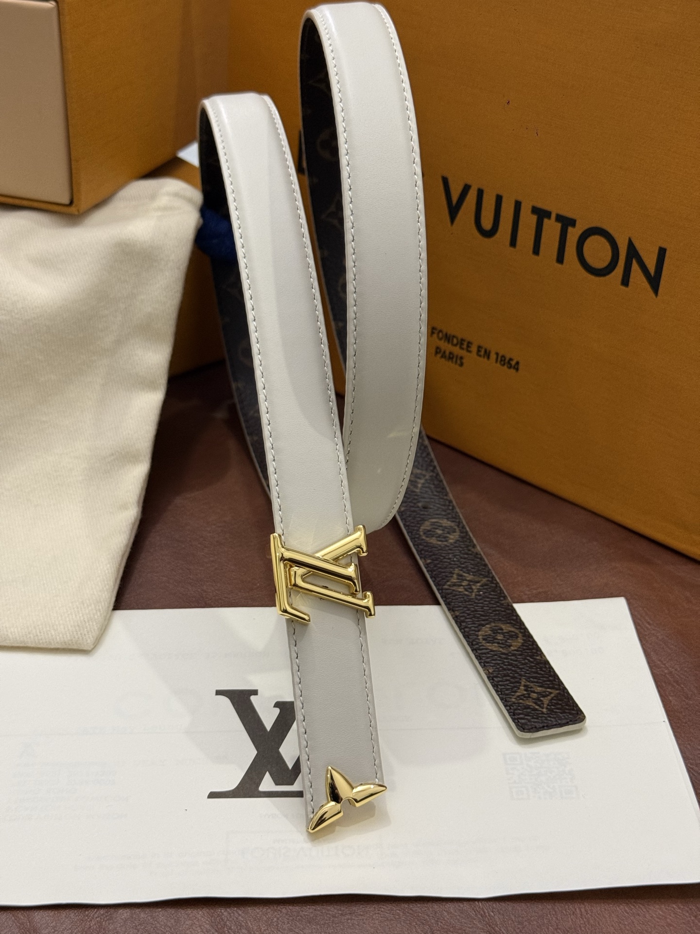 这款 Pretty LV 腰带以闪耀的金色金属双饰点缀，彰显品牌精湛的工艺。LV Initiales 搭扣末端饰以精雕细