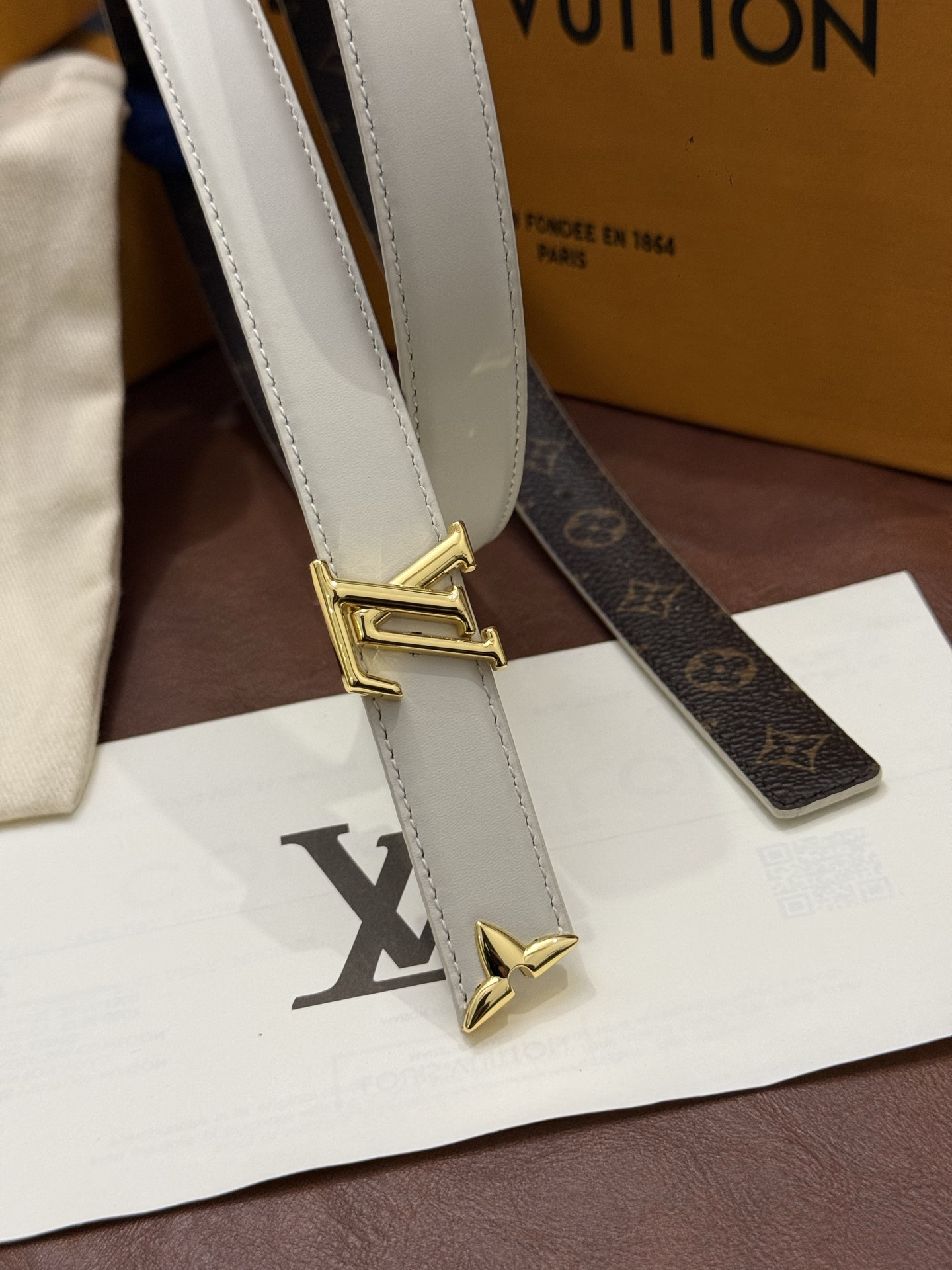 这款 Pretty LV 腰带以闪耀的金色金属双饰点缀，彰显品牌精湛的工艺。LV Initiales 搭扣末端饰以精雕细