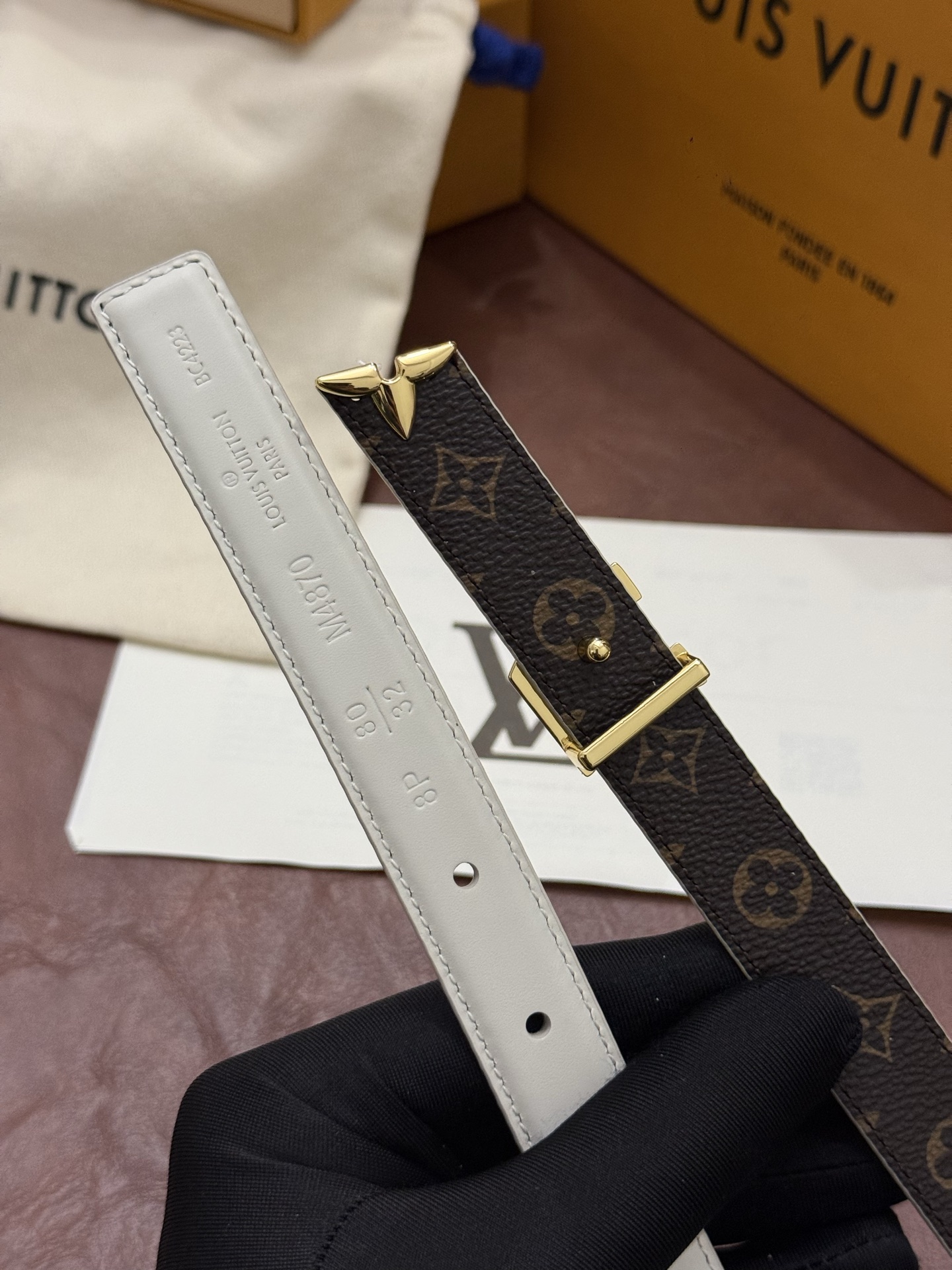 这款 Pretty LV 腰带以闪耀的金色金属双饰点缀，彰显品牌精湛的工艺。LV Initiales 搭扣末端饰以精雕细