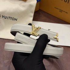 这款 Pretty LV 腰带以闪耀的金色金属双饰点缀,彰显品牌精湛的工艺。LV Initiales 搭扣末端饰以精雕细 这款 Pretty LV 腰带以闪耀的金色金属双饰点缀,彰显品牌精湛的工艺。LV Initiales 搭扣末端饰以精雕细