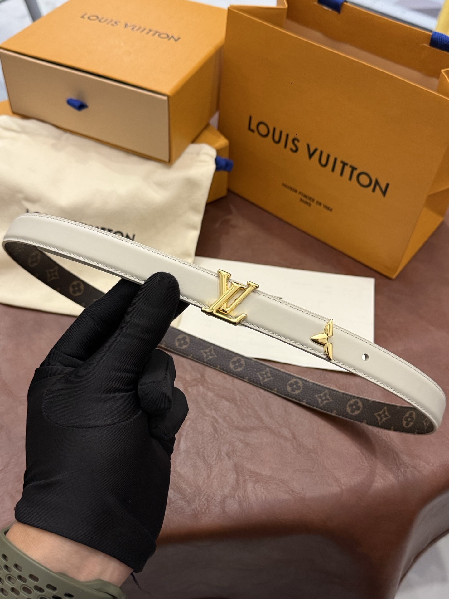 这款 Pretty LV 腰带以闪耀的金色金属双饰点缀，彰显品牌精湛的工艺。LV Initiales 搭扣末端饰以精雕细