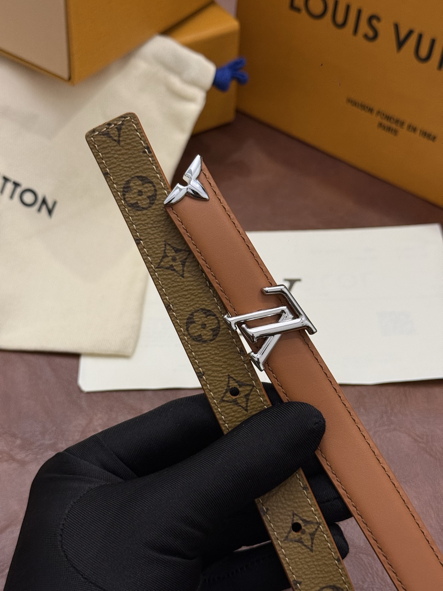 这款 Pretty LV 腰带以闪耀的金色金属双饰点缀，彰显品牌精湛的工艺。LV Initiales 搭扣末端饰以精雕细