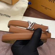 这款 Pretty LV 腰带以闪耀的金色金属双饰点缀,彰显品牌精湛的工艺。LV Initiales 搭扣末端饰以精雕细 这款 Pretty LV 腰带以闪耀的金色金属双饰点缀,彰显品牌精湛的工艺。LV Initiales 搭扣末端饰以精雕细