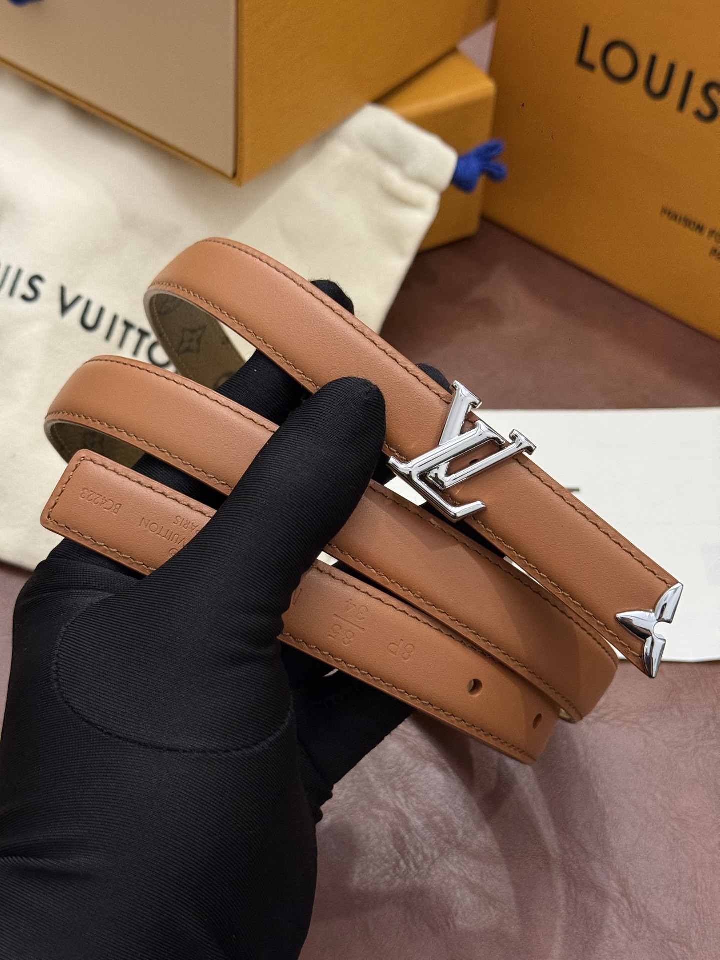 这款 Pretty LV 腰带以闪耀的金色金属双饰点缀，彰显品牌精湛的工艺。LV Initiales 搭扣末端饰以精雕细
