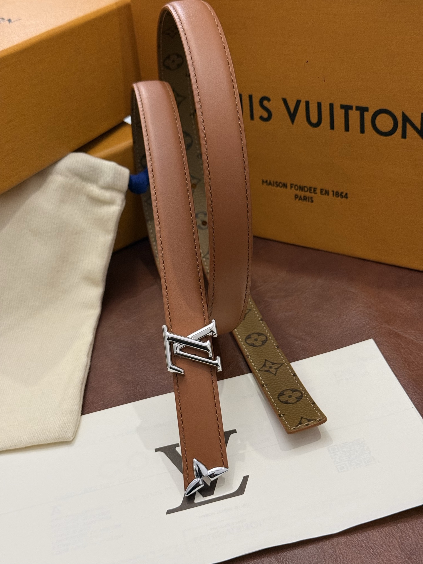 这款 Pretty LV 腰带以闪耀的金色金属双饰点缀，彰显品牌精湛的工艺。LV Initiales 搭扣末端饰以精雕细