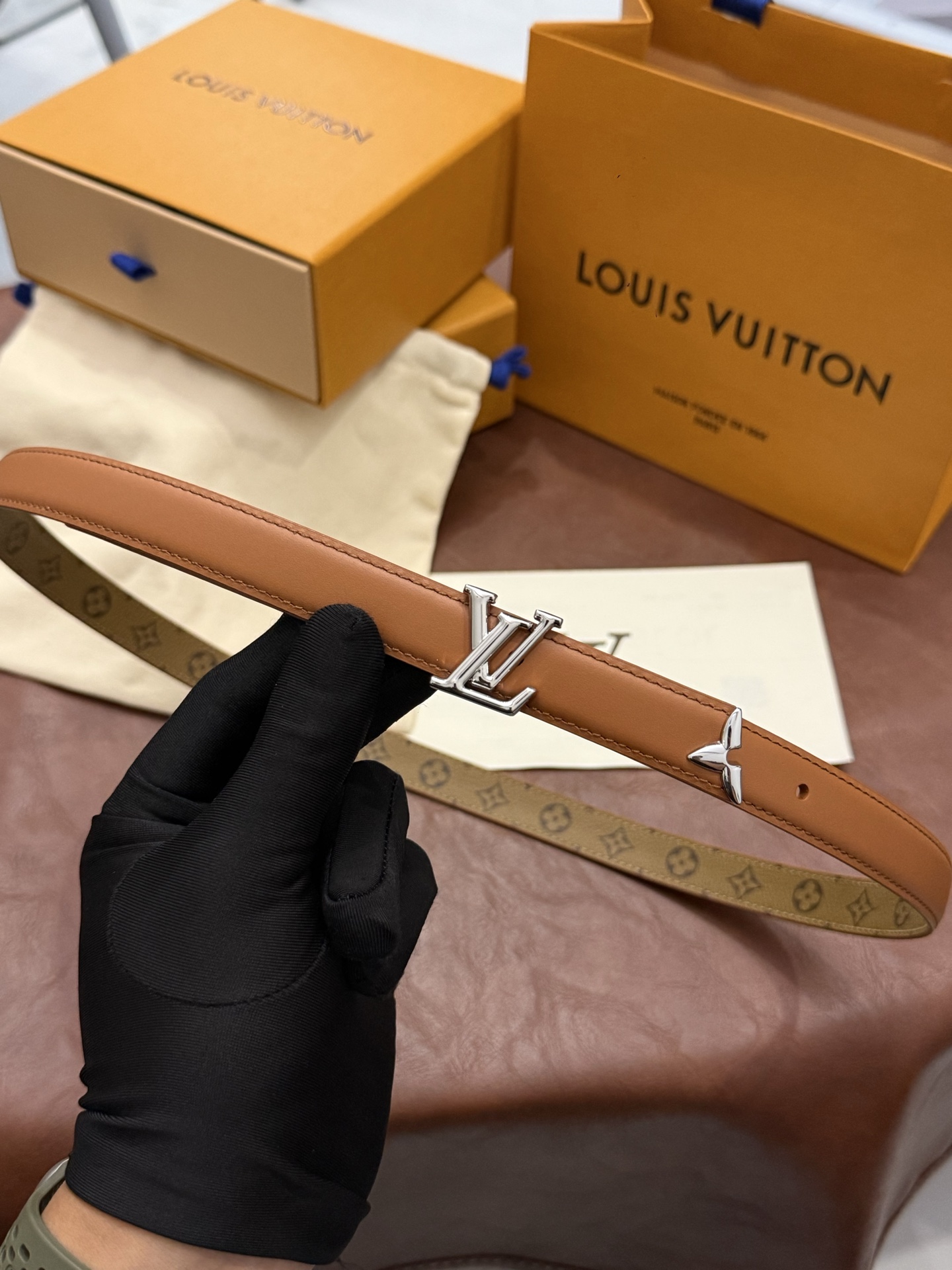 这款 Pretty LV 腰带以闪耀的金色金属双饰点缀，彰显品牌精湛的工艺。LV Initiales 搭扣末端饰以精雕细