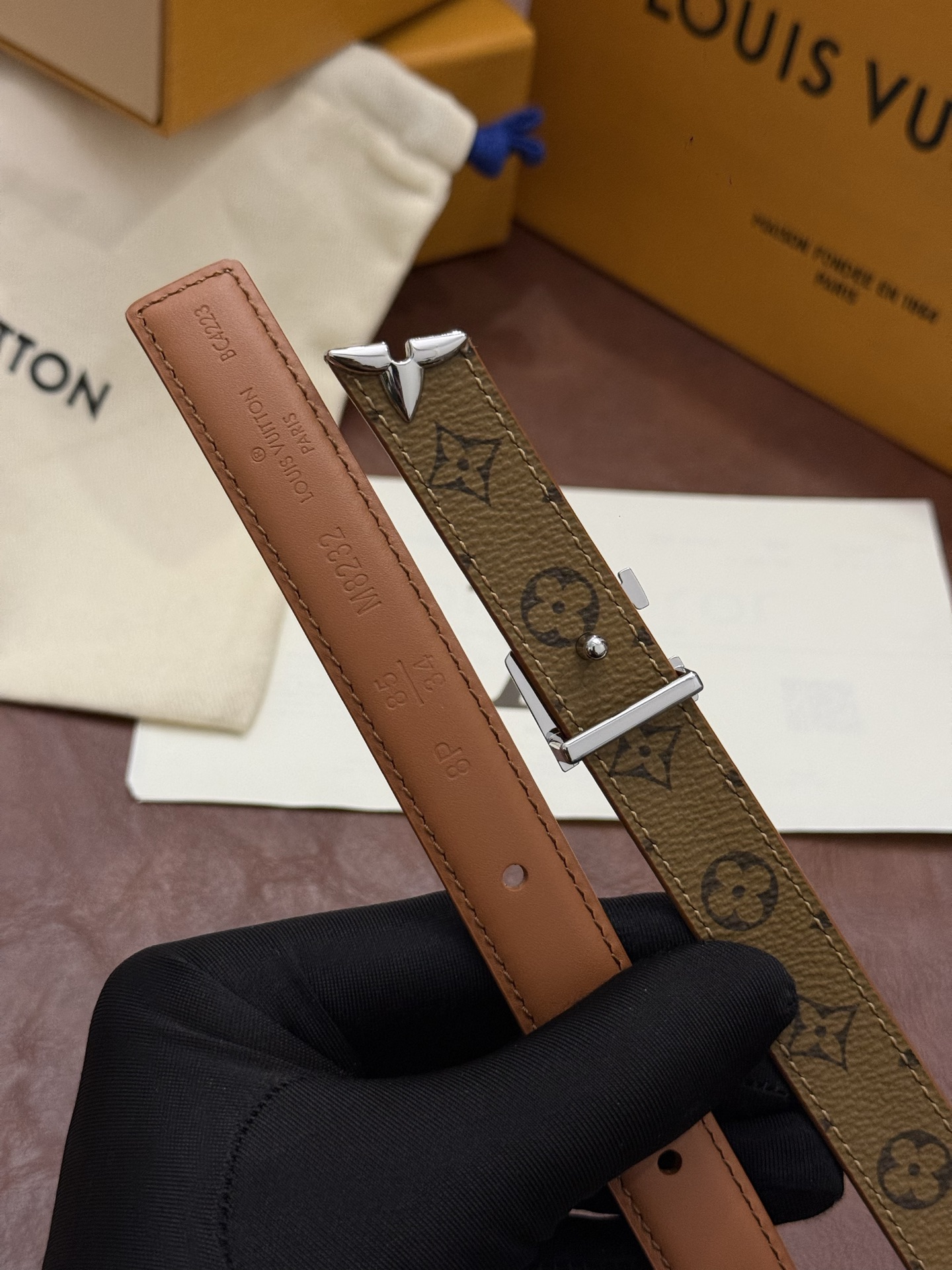 这款 Pretty LV 腰带以闪耀的金色金属双饰点缀，彰显品牌精湛的工艺。LV Initiales 搭扣末端饰以精雕细