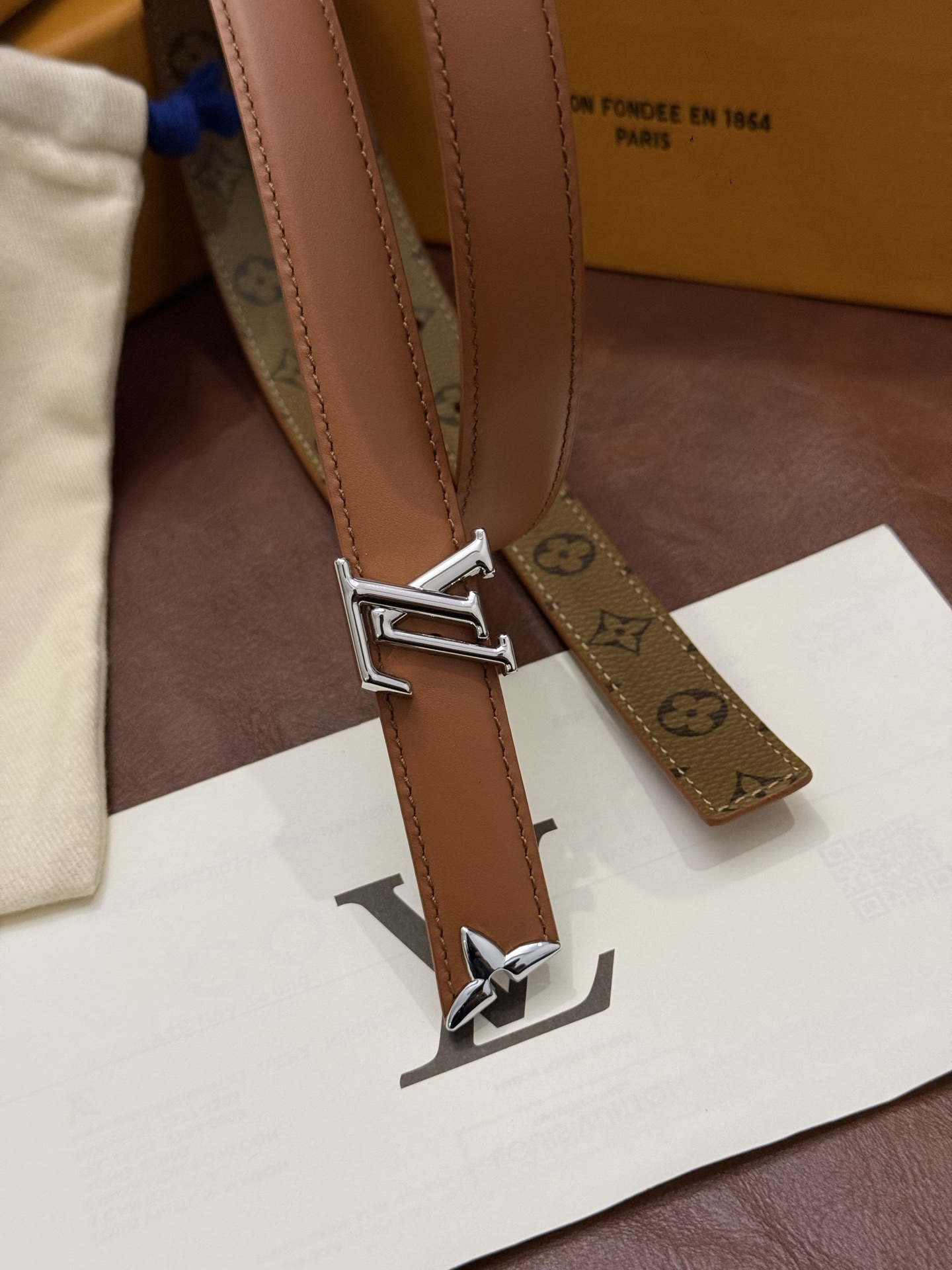 这款 Pretty LV 腰带以闪耀的金色金属双饰点缀，彰显品牌精湛的工艺。LV Initiales 搭扣末端饰以精雕细