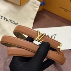 这款 Pretty LV 腰带以闪耀的金色金属双饰点缀,彰显品牌精湛的工艺。LV Initiales 搭扣末端饰以精雕细 这款 Pretty LV 腰带以闪耀的金色金属双饰点缀,彰显品牌精湛的工艺。LV Initiales 搭扣末端饰以精雕细