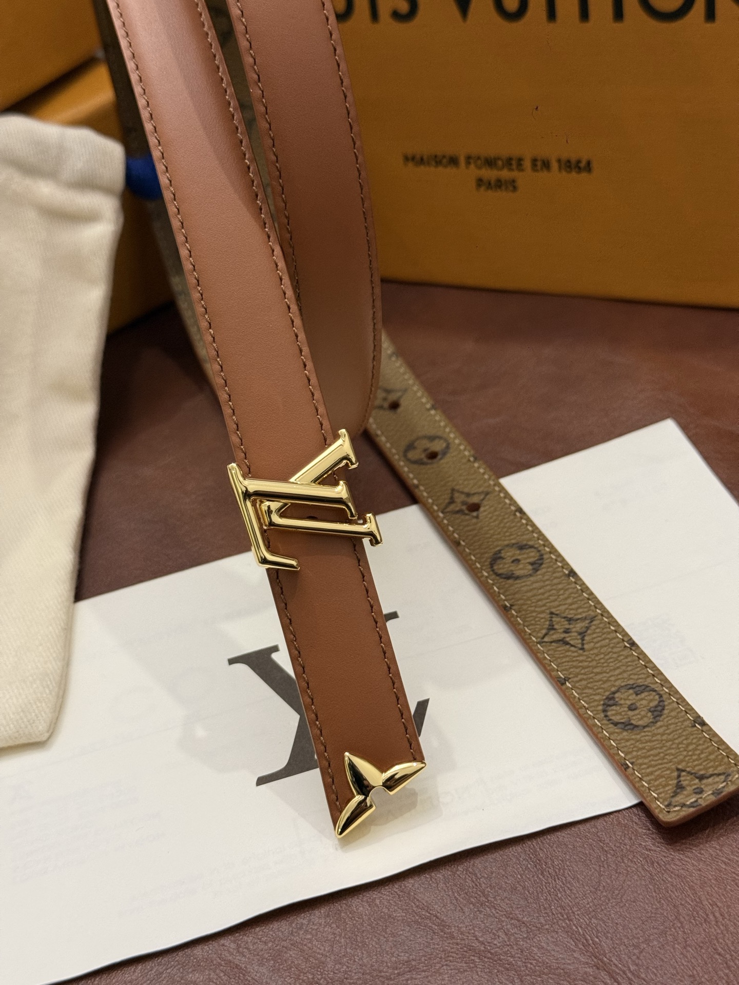 这款 Pretty LV 腰带以闪耀的金色金属双饰点缀，彰显品牌精湛的工艺。LV Initiales 搭扣末端饰以精雕细