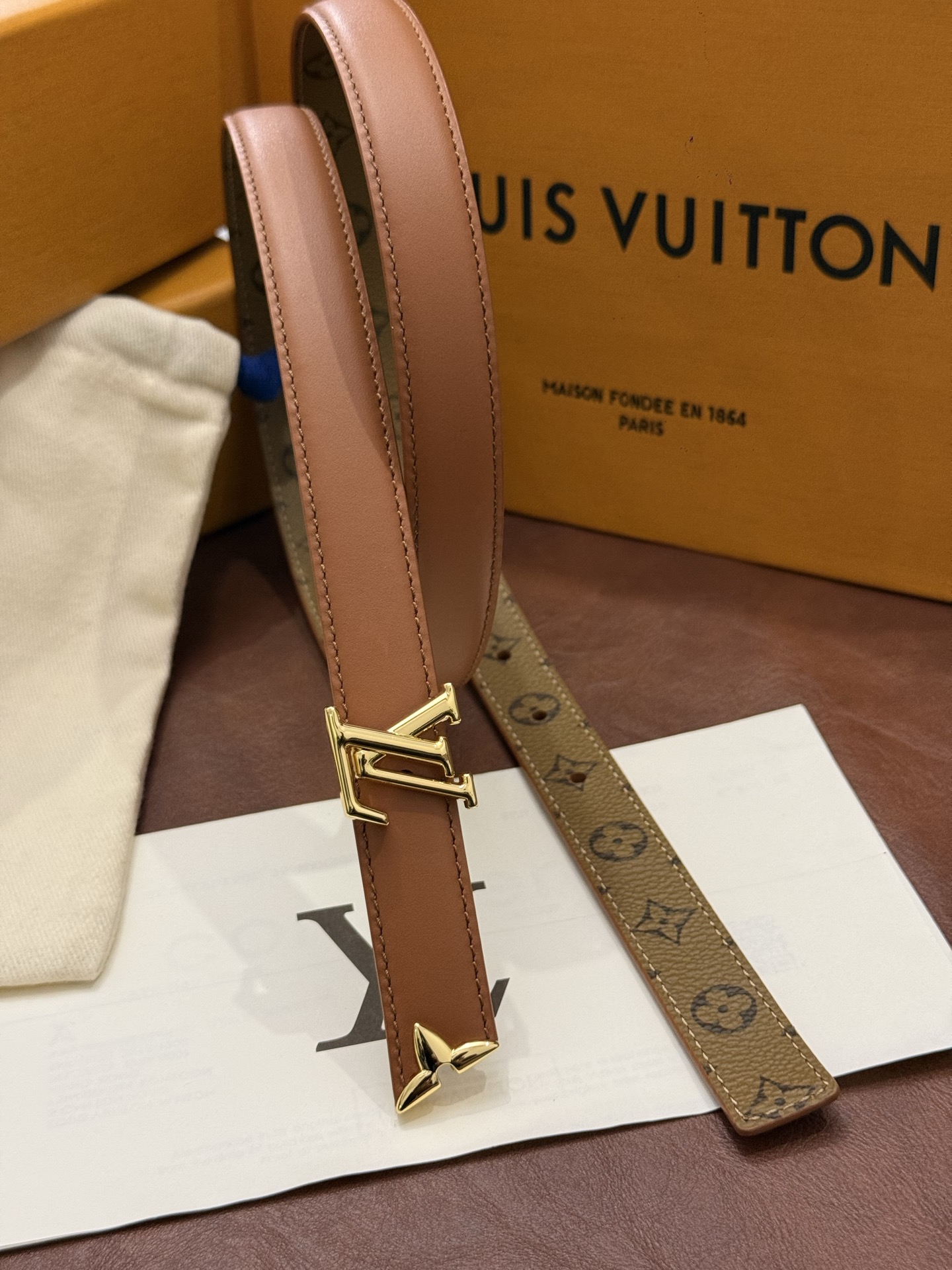 这款 Pretty LV 腰带以闪耀的金色金属双饰点缀，彰显品牌精湛的工艺。LV Initiales 搭扣末端饰以精雕细