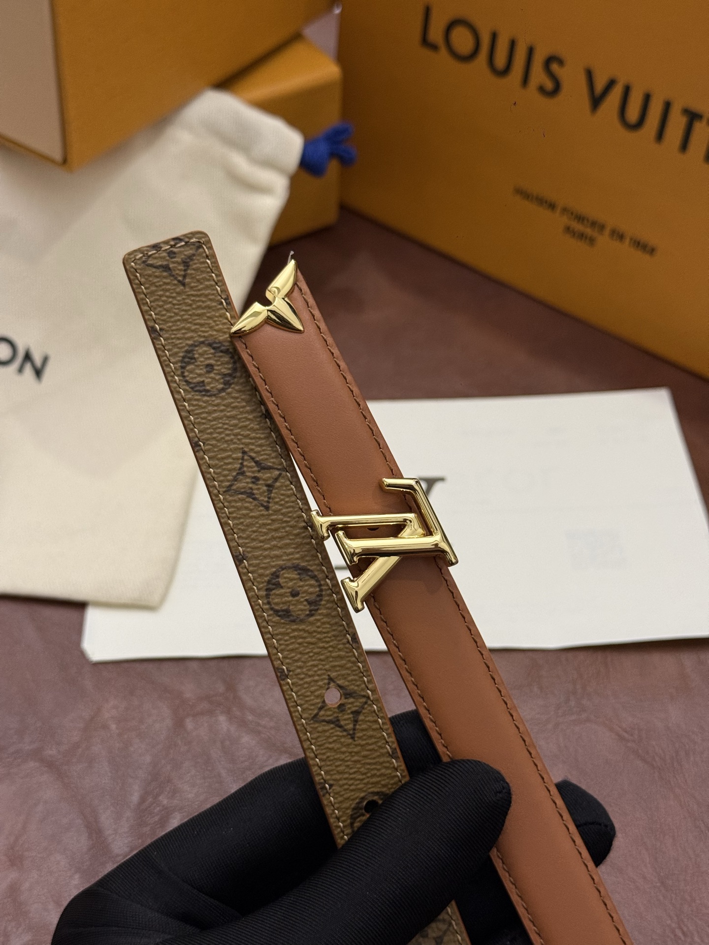 这款 Pretty LV 腰带以闪耀的金色金属双饰点缀，彰显品牌精湛的工艺。LV Initiales 搭扣末端饰以精雕细