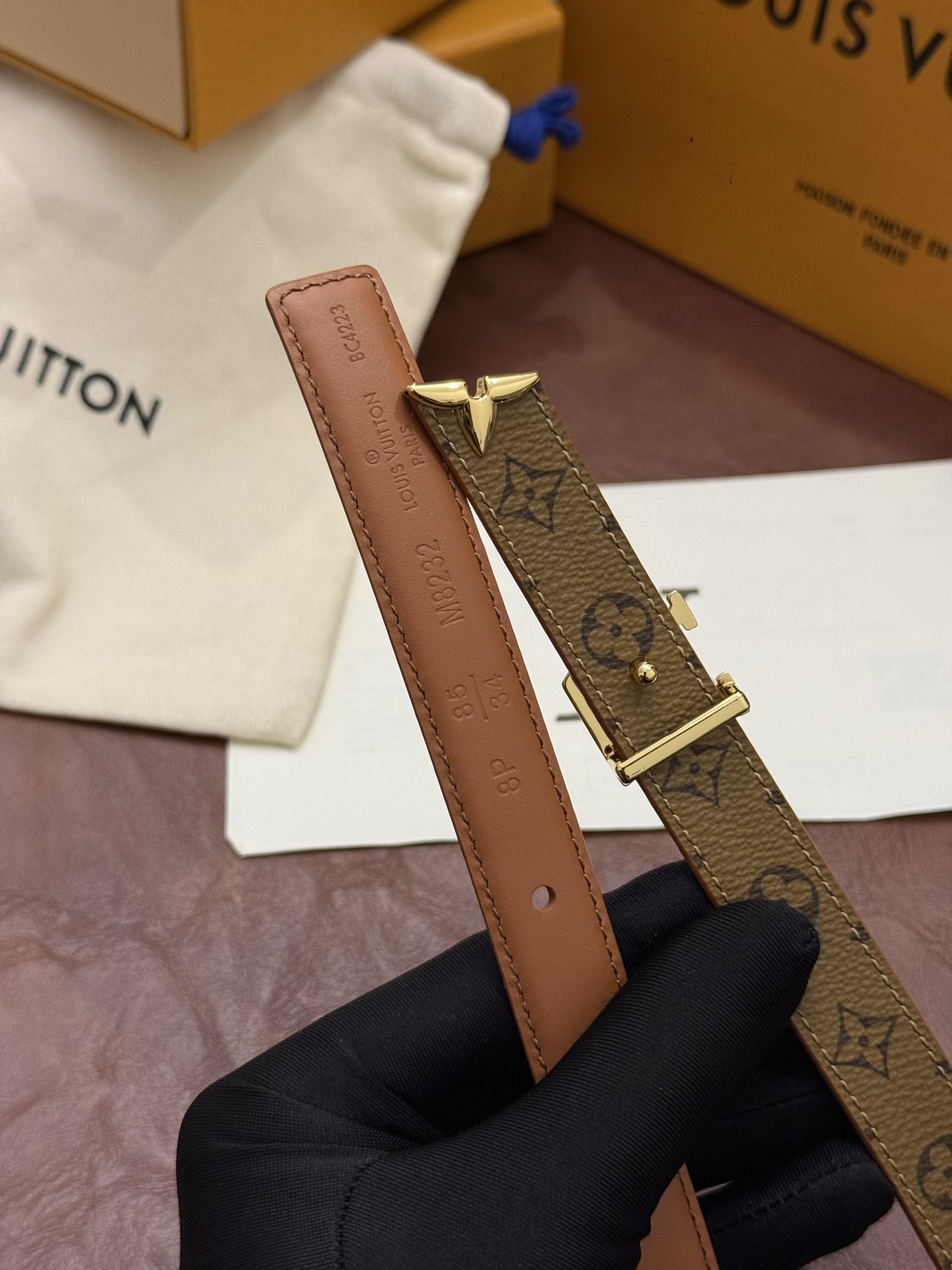 这款 Pretty LV 腰带以闪耀的金色金属双饰点缀，彰显品牌精湛的工艺。LV Initiales 搭扣末端饰以精雕细