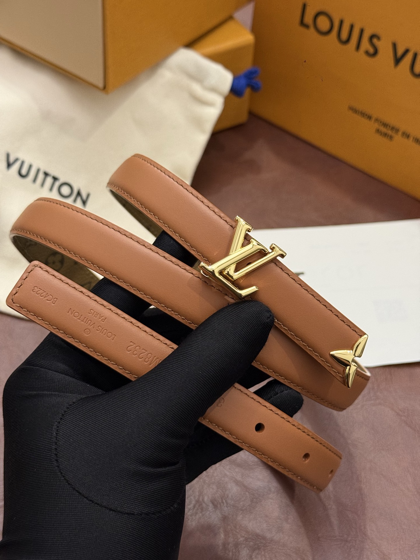 这款 Pretty LV 腰带以闪耀的金色金属双饰点缀，彰显品牌精湛的工艺。LV Initiales 搭扣末端饰以精雕细