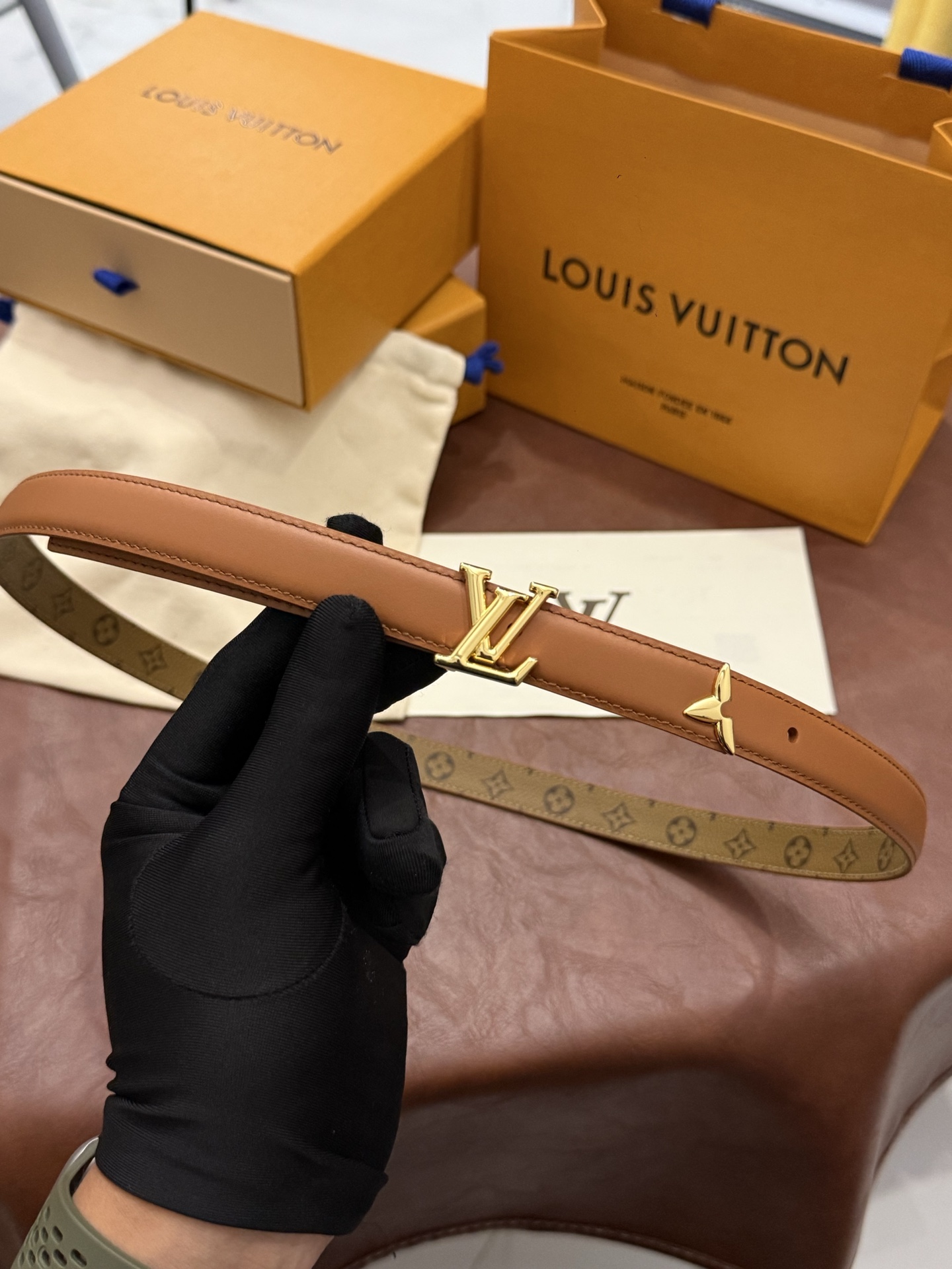 这款 Pretty LV 腰带以闪耀的金色金属双饰点缀，彰显品牌精湛的工艺。LV Initiales 搭扣末端饰以精雕细