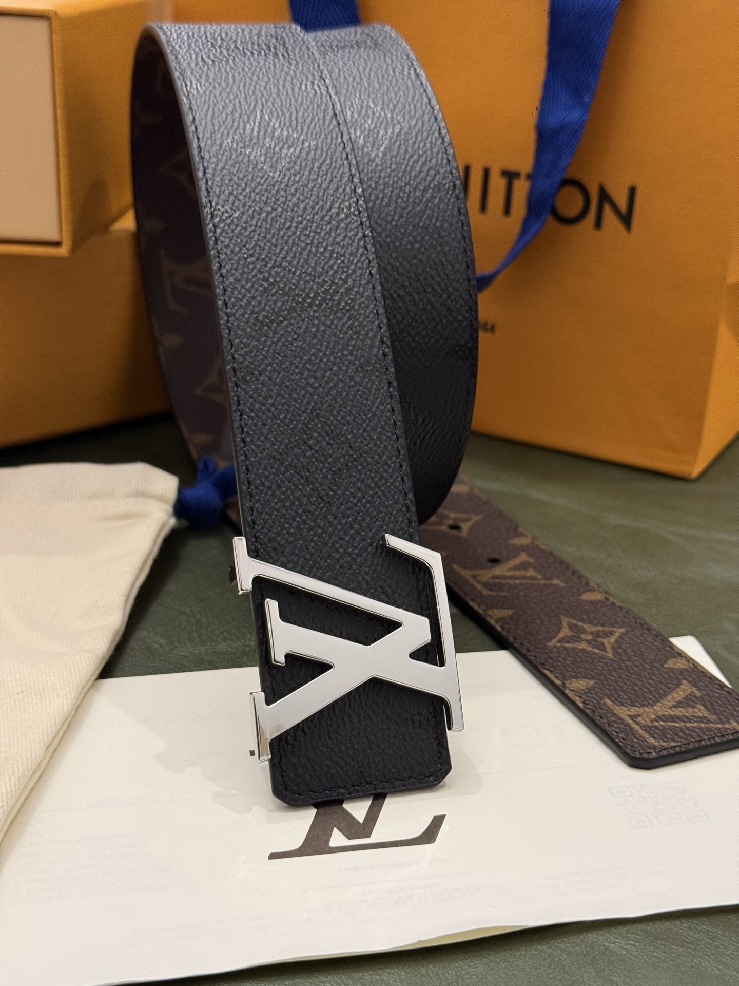 本款 LV Initiales Monogram Midnight 40 毫米双面腰带精妙演绎品牌标识。双面帆布分别晕染