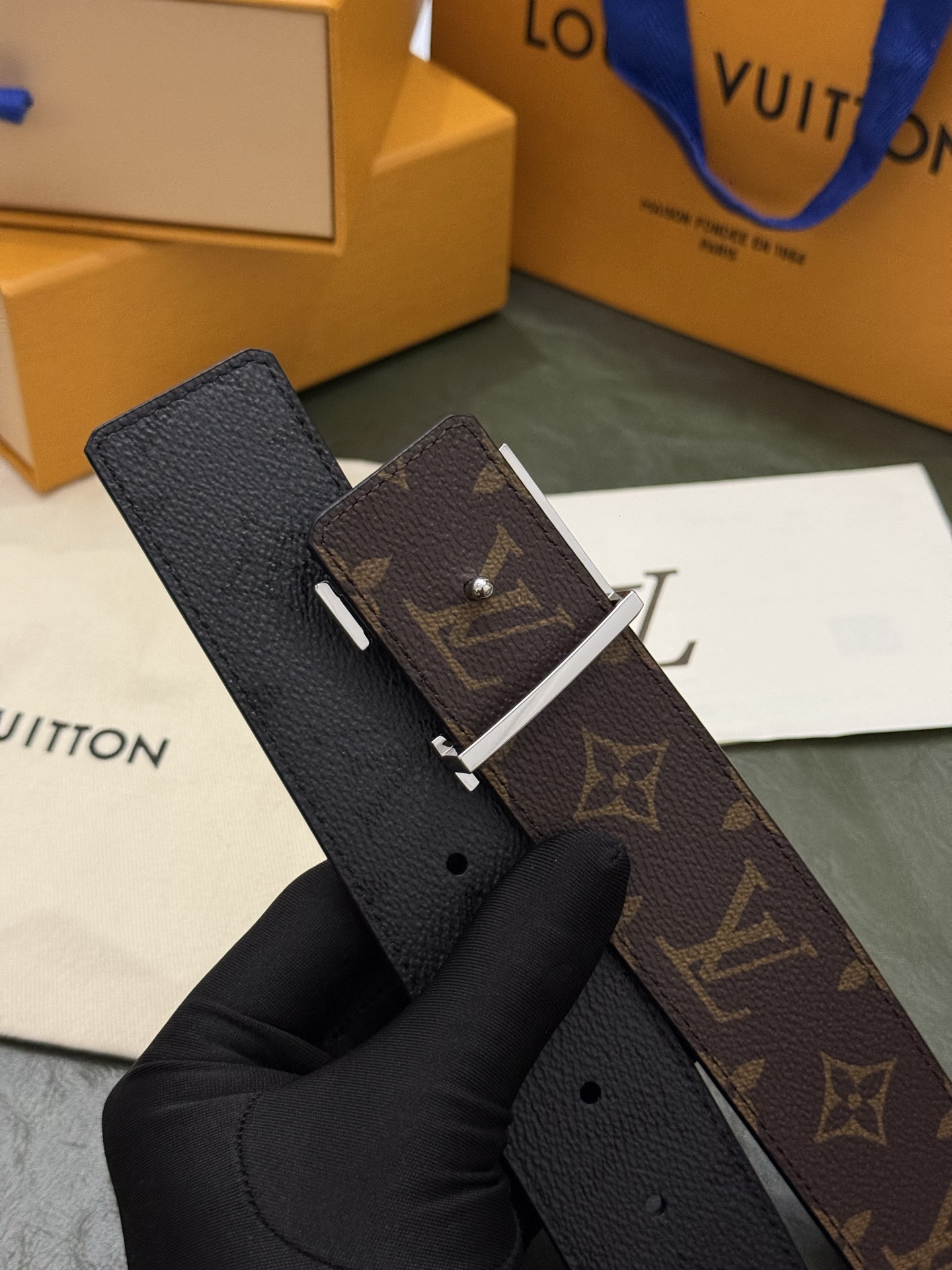 本款 LV Initiales Monogram Midnight 40 毫米双面腰带精妙演绎品牌标识。双面帆布分别晕染