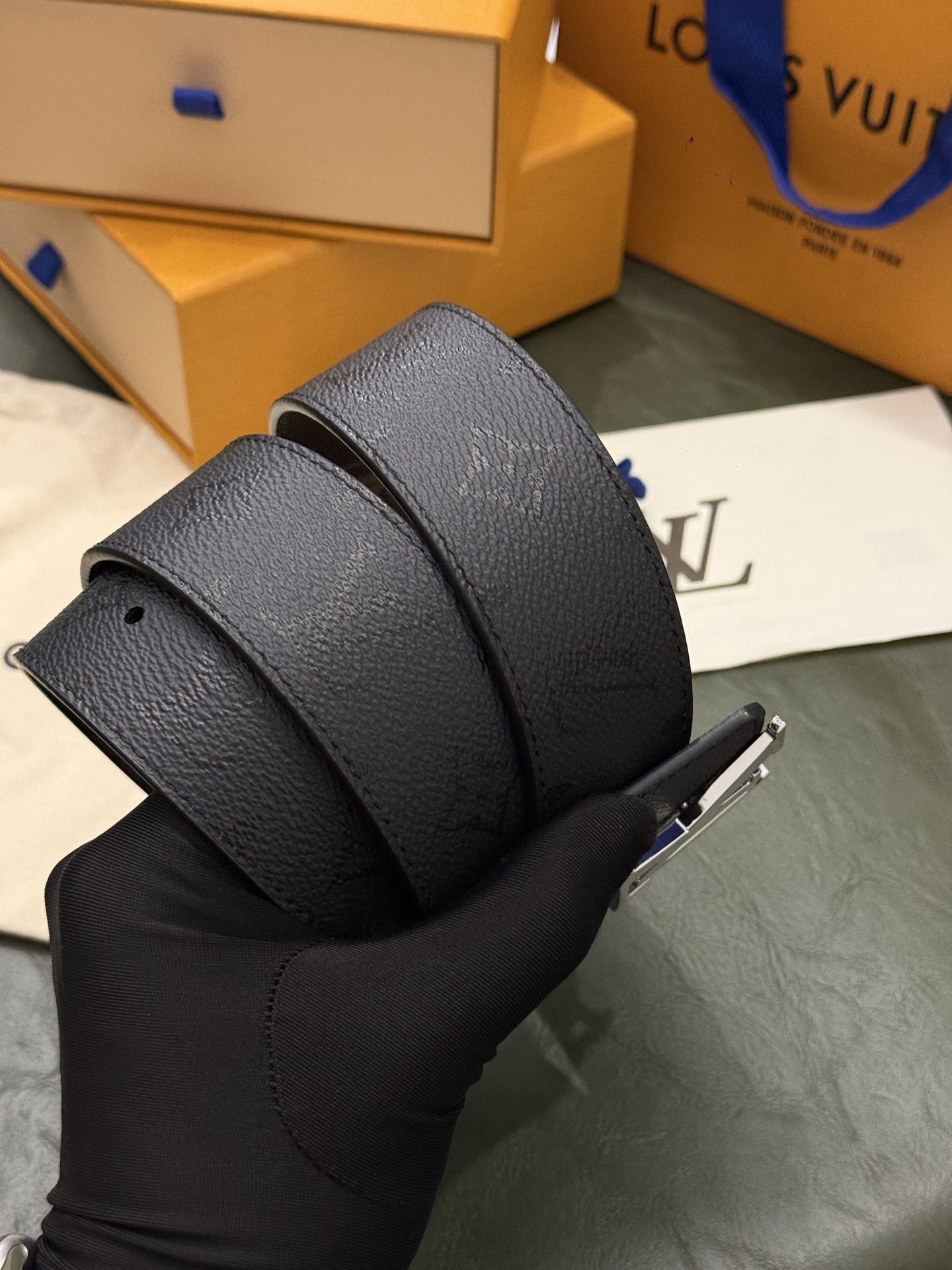 本款 LV Initiales Monogram Midnight 40 毫米双面腰带精妙演绎品牌标识。双面帆布分别晕染