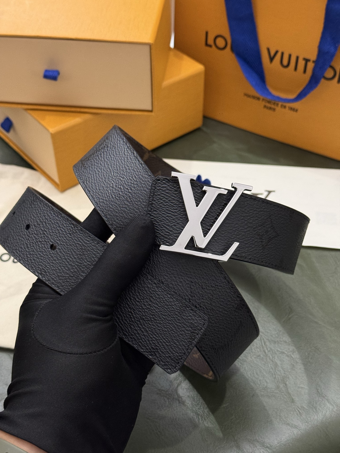 本款 LV Initiales Monogram Midnight 40 毫米双面腰带精妙演绎品牌标识。双面帆布分别晕染 本款 LV Initiales Monogram Midnight 40 毫米双面腰带精妙演绎品牌标识。双面帆布分别晕染