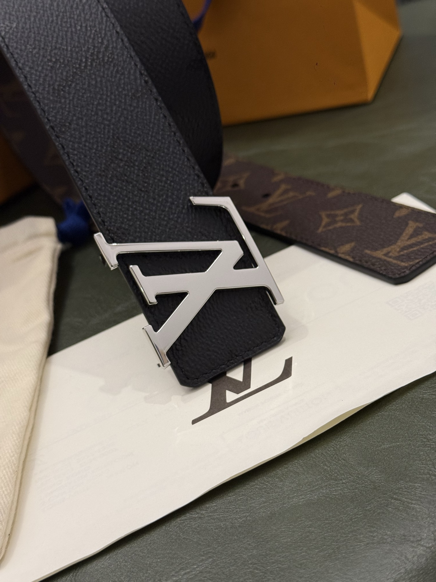 本款 LV Initiales Monogram Midnight 40 毫米双面腰带精妙演绎品牌标识。双面帆布分别晕染