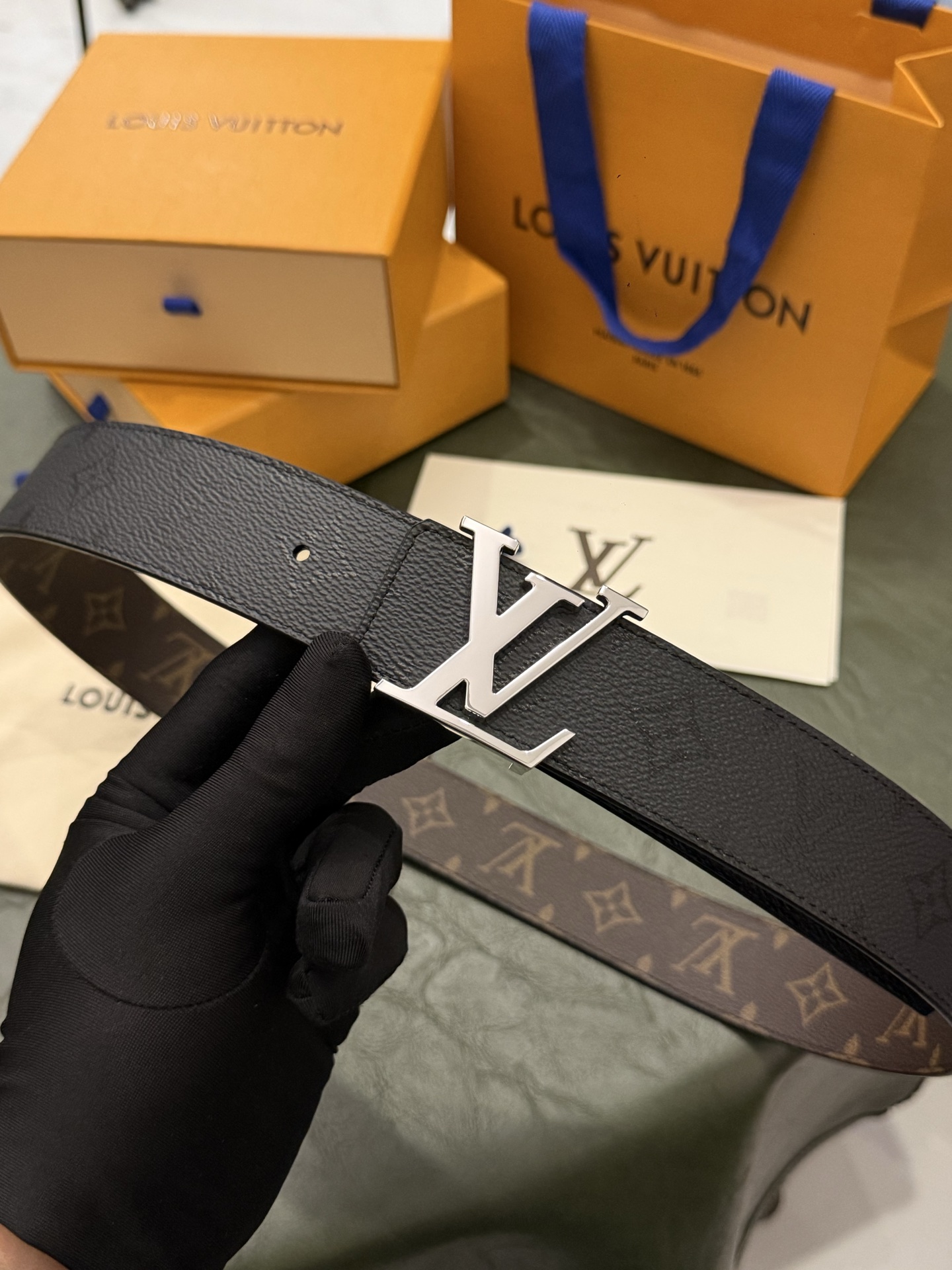 本款 LV Initiales Monogram Midnight 40 毫米双面腰带精妙演绎品牌标识。双面帆布分别晕染