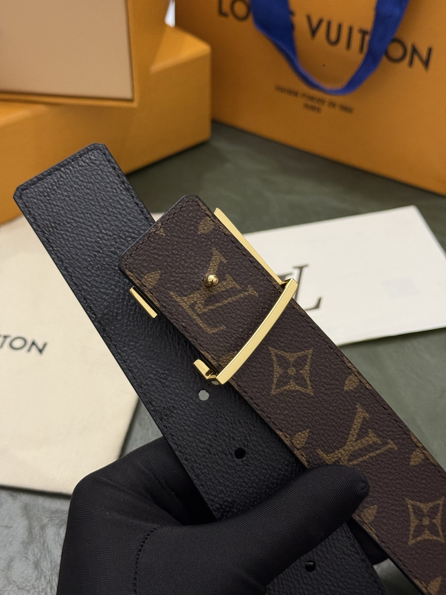 本款 LV Initiales Monogram Midnight 40 毫米双面腰带精妙演绎品牌标识。双面帆布分别晕染
