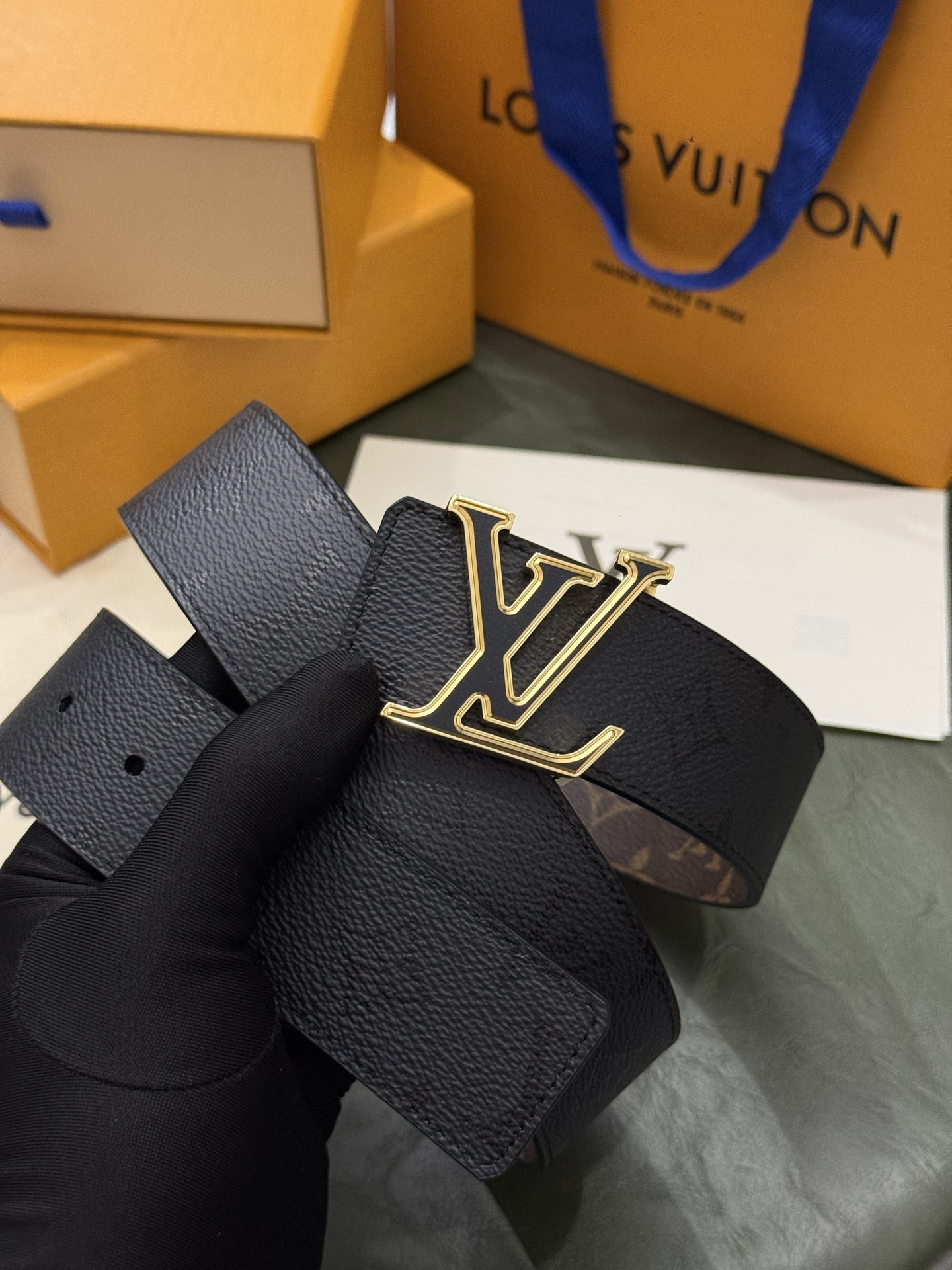 本款 LV Initiales Monogram Midnight 40 毫米双面腰带精妙演绎品牌标识。双面帆布分别晕染 本款 LV Initiales Monogram Midnight 40 毫米双面腰带精妙演绎品牌标识。双面帆布分别晕染