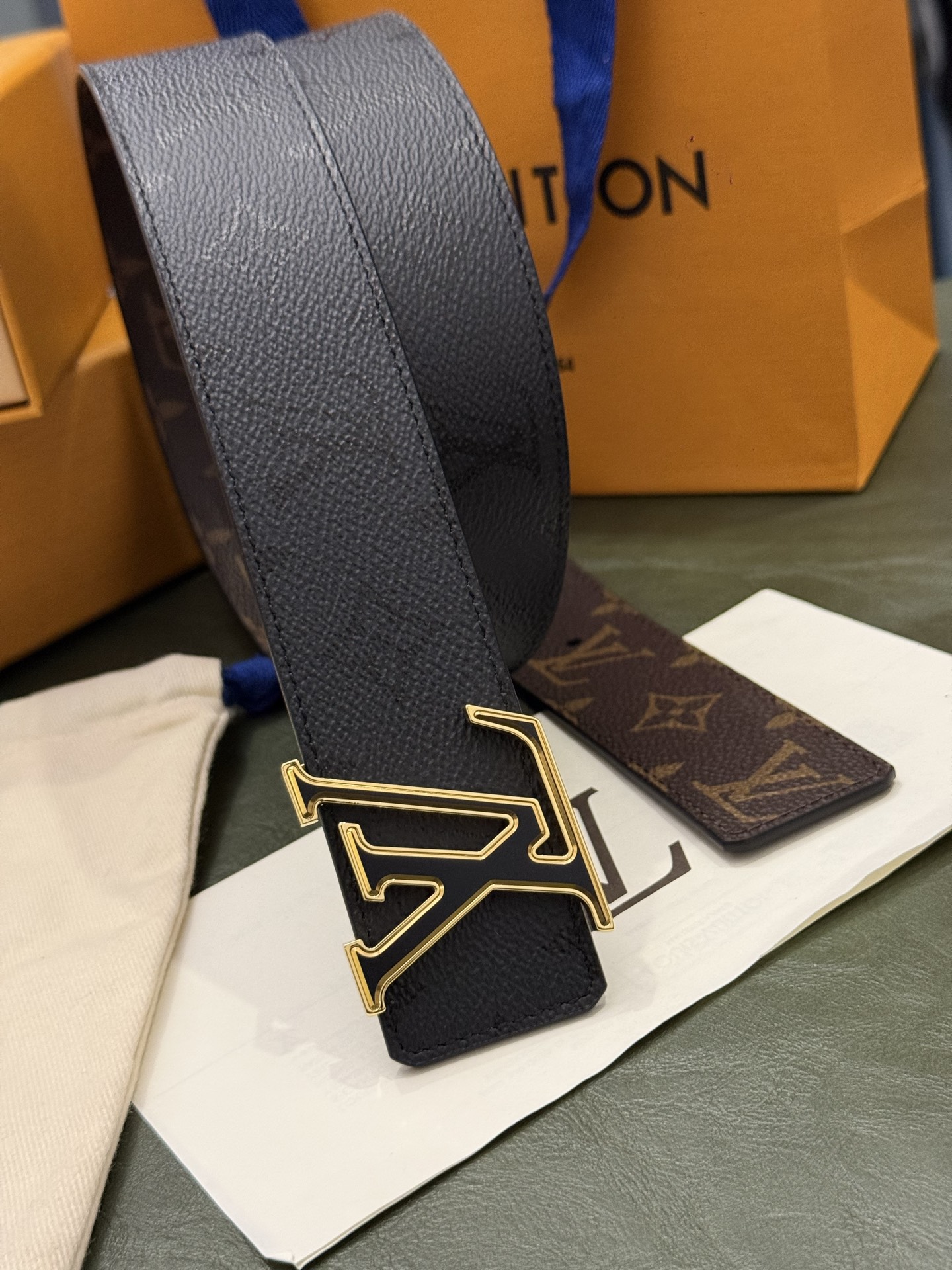 本款 LV Initiales Monogram Midnight 40 毫米双面腰带精妙演绎品牌标识。双面帆布分别晕染