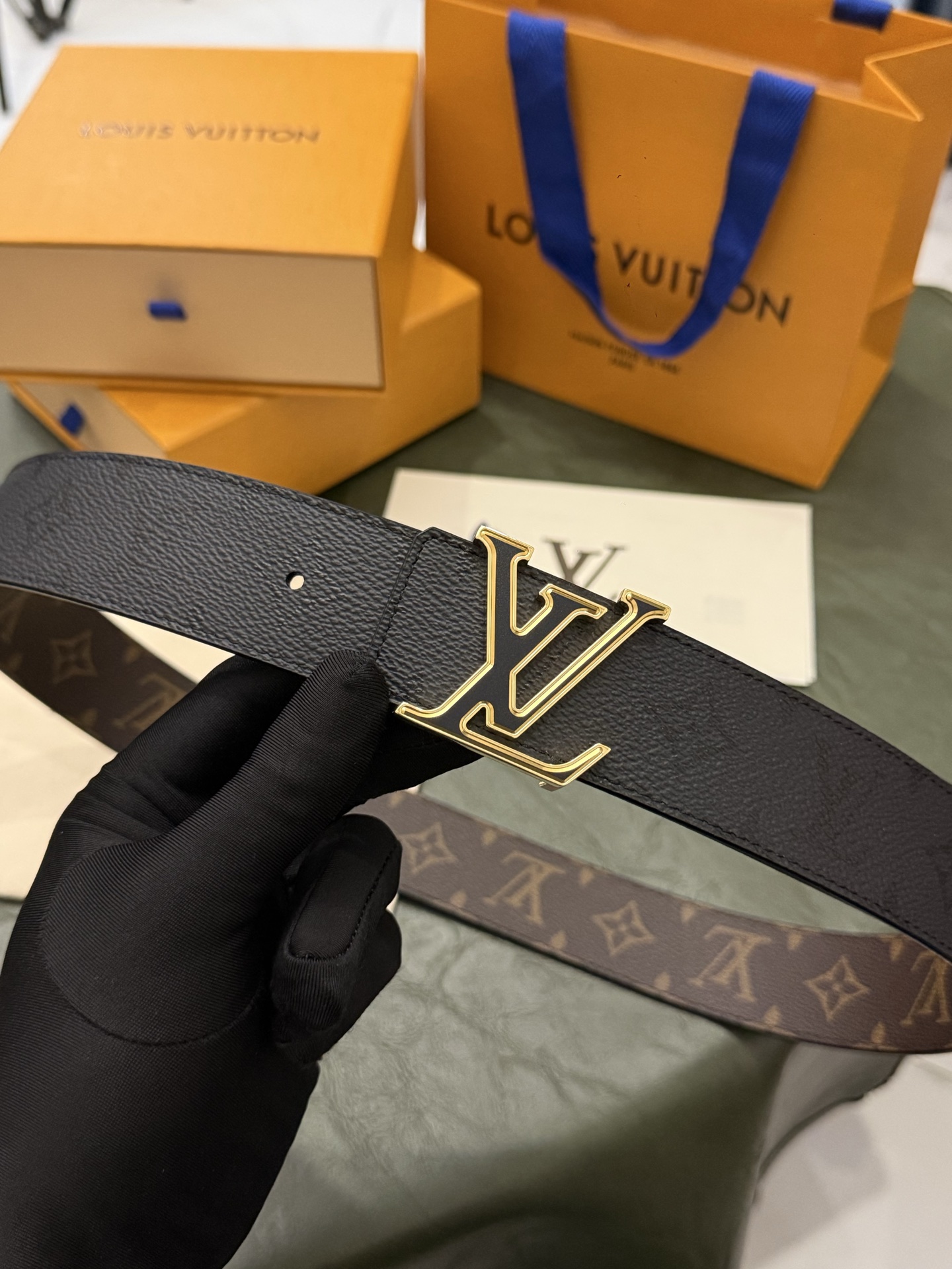 本款 LV Initiales Monogram Midnight 40 毫米双面腰带精妙演绎品牌标识。双面帆布分别晕染
