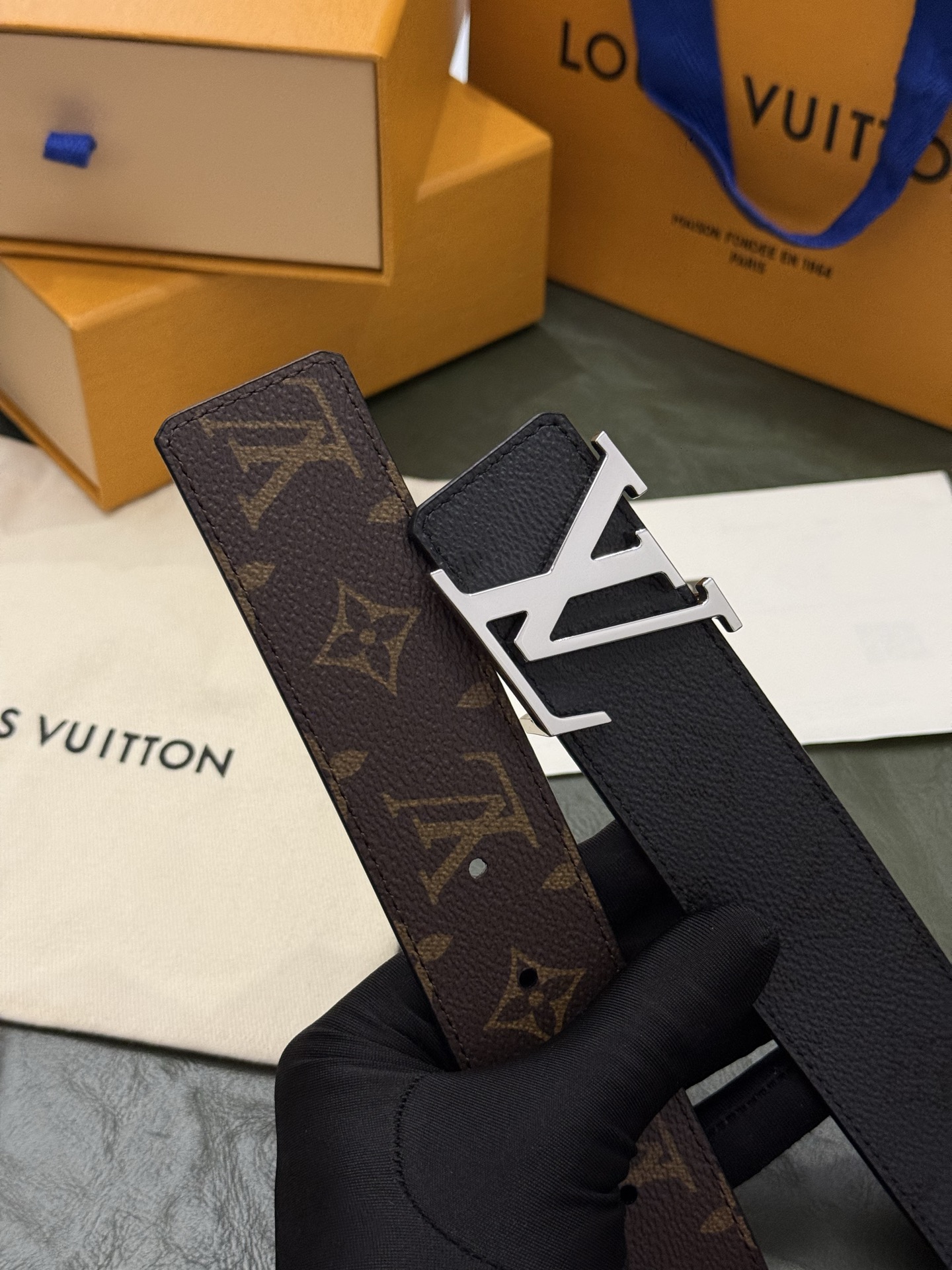 本款 LV Initiales Monogram Midnight 40 毫米双面腰带精妙演绎品牌标识。双面帆布分别晕染