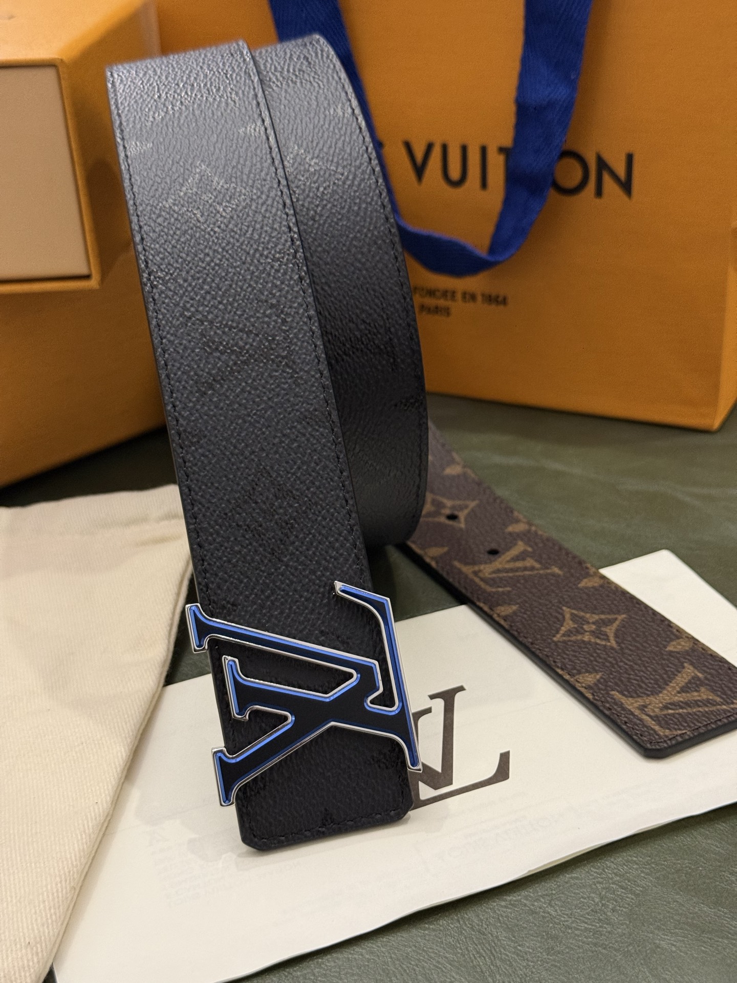 本款 LV Initiales Monogram Midnight 40 毫米双面腰带精妙演绎品牌标识。双面帆布分别晕染