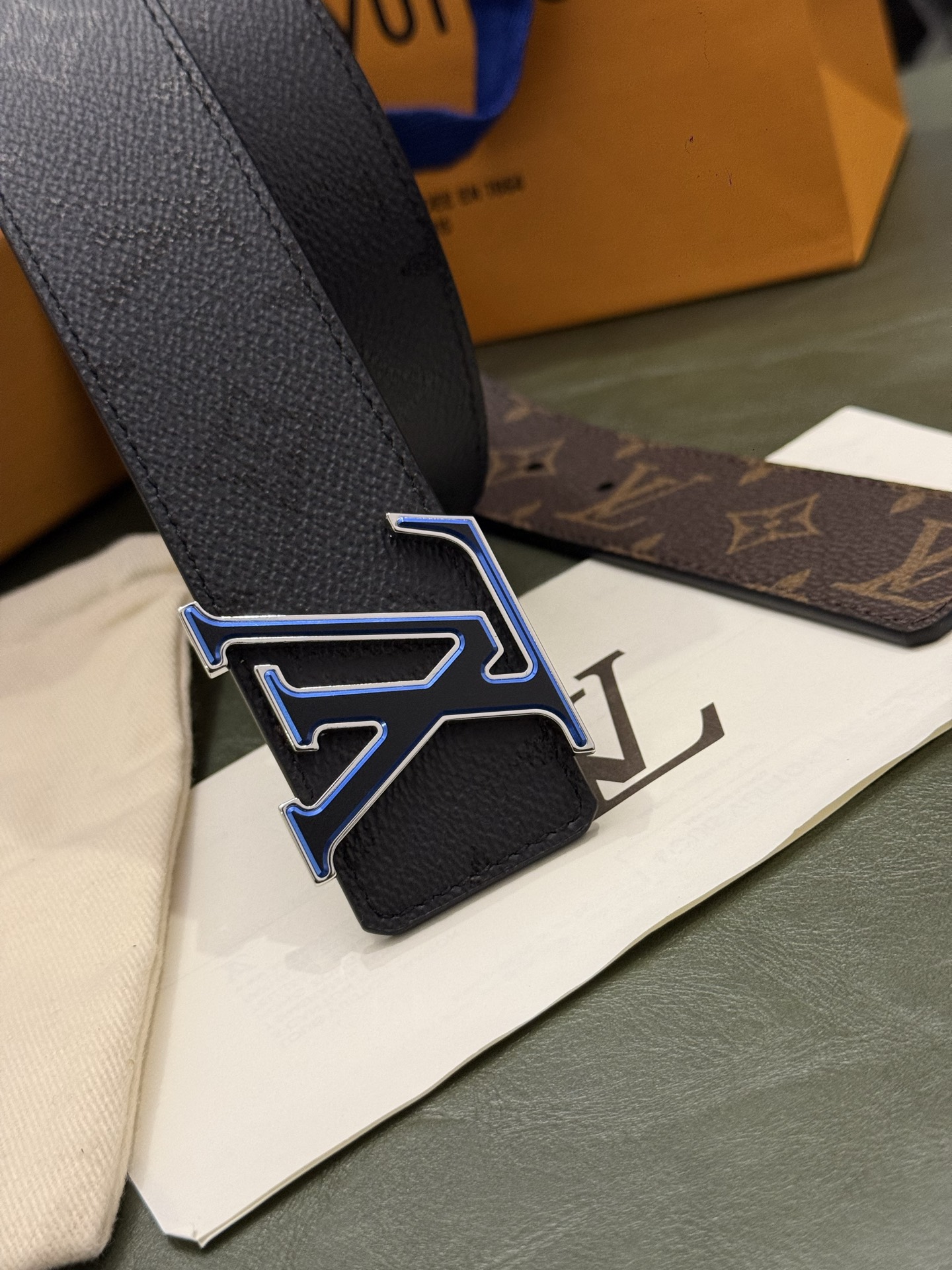 本款 LV Initiales Monogram Midnight 40 毫米双面腰带精妙演绎品牌标识。双面帆布分别晕染