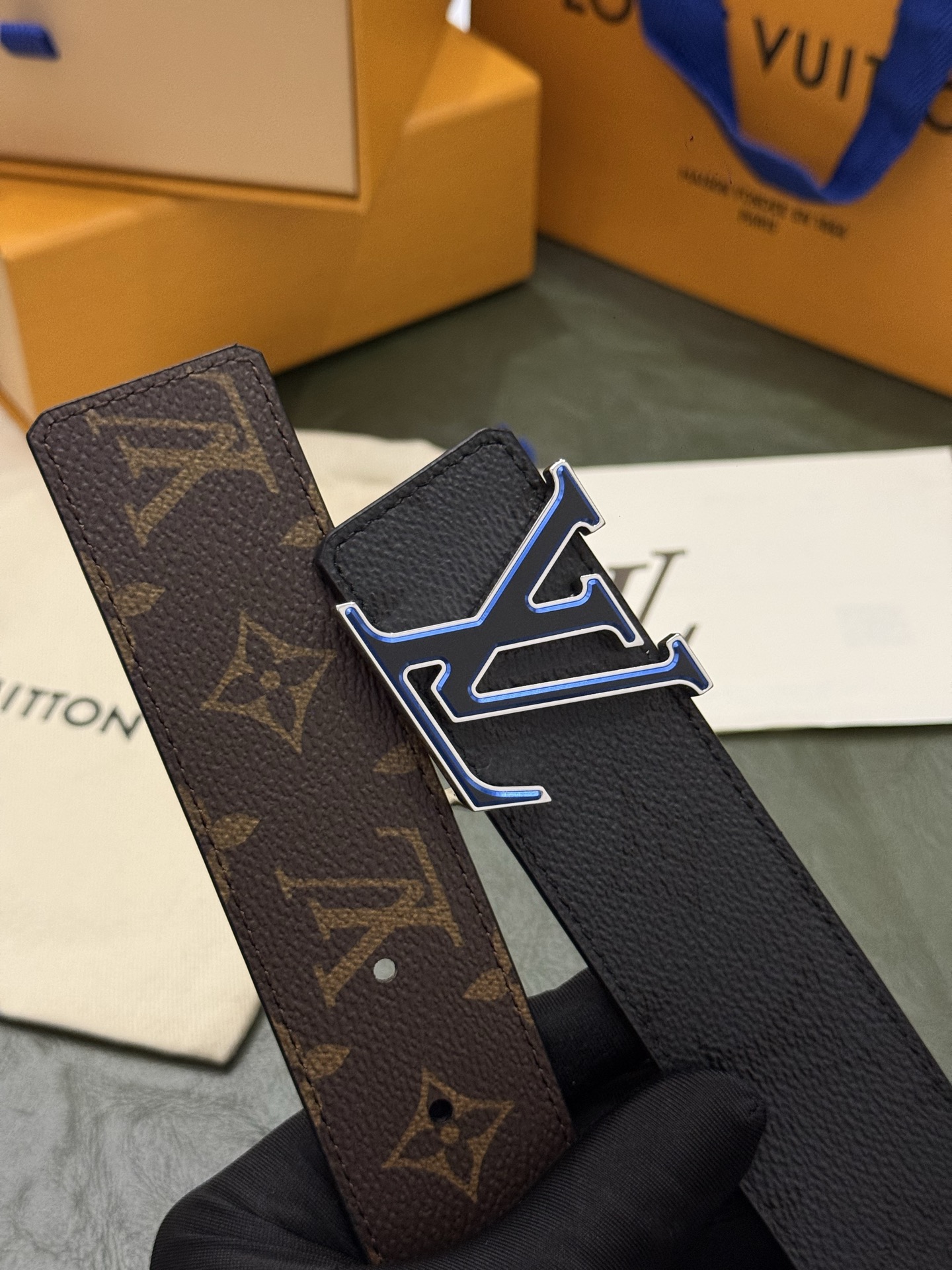 本款 LV Initiales Monogram Midnight 40 毫米双面腰带精妙演绎品牌标识。双面帆布分别晕染