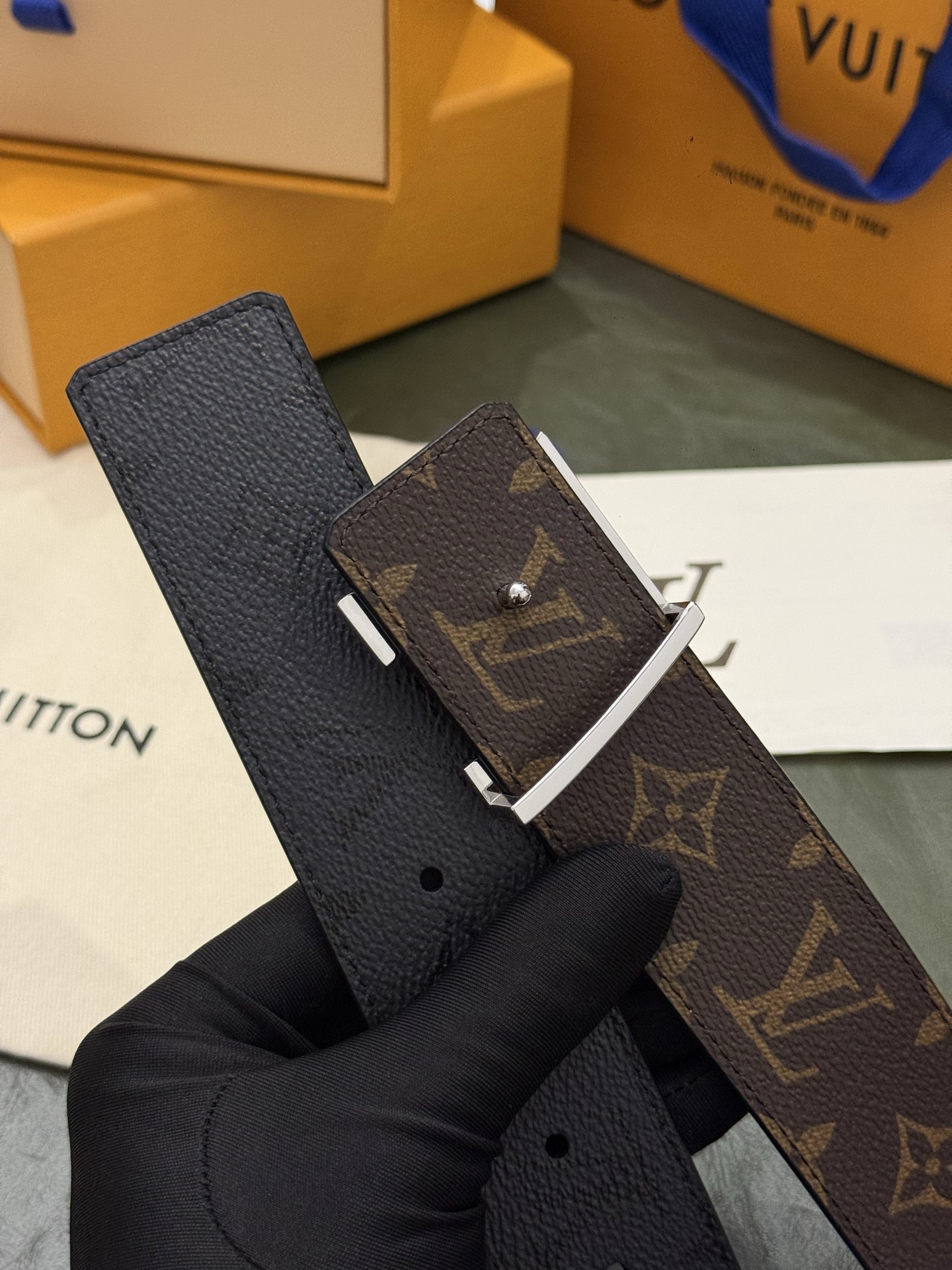 本款 LV Initiales Monogram Midnight 40 毫米双面腰带精妙演绎品牌标识。双面帆布分别晕染
