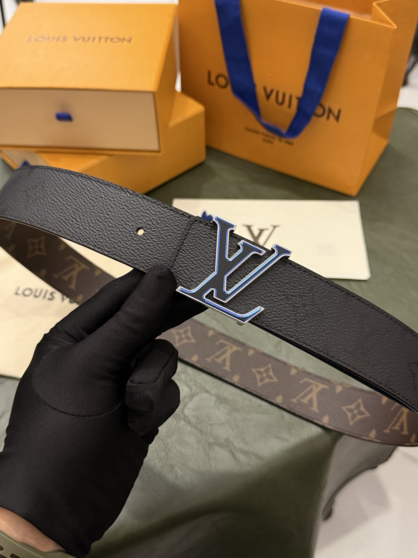 本款 LV Initiales Monogram Midnight 40 毫米双面腰带精妙演绎品牌标识。双面帆布分别晕染