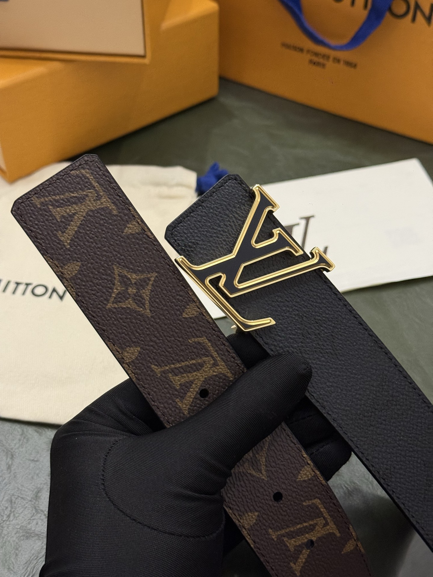 本款 LV Initiales Monogram Midnight 40 毫米双面腰带精妙演绎品牌标识。双面帆布分别晕染