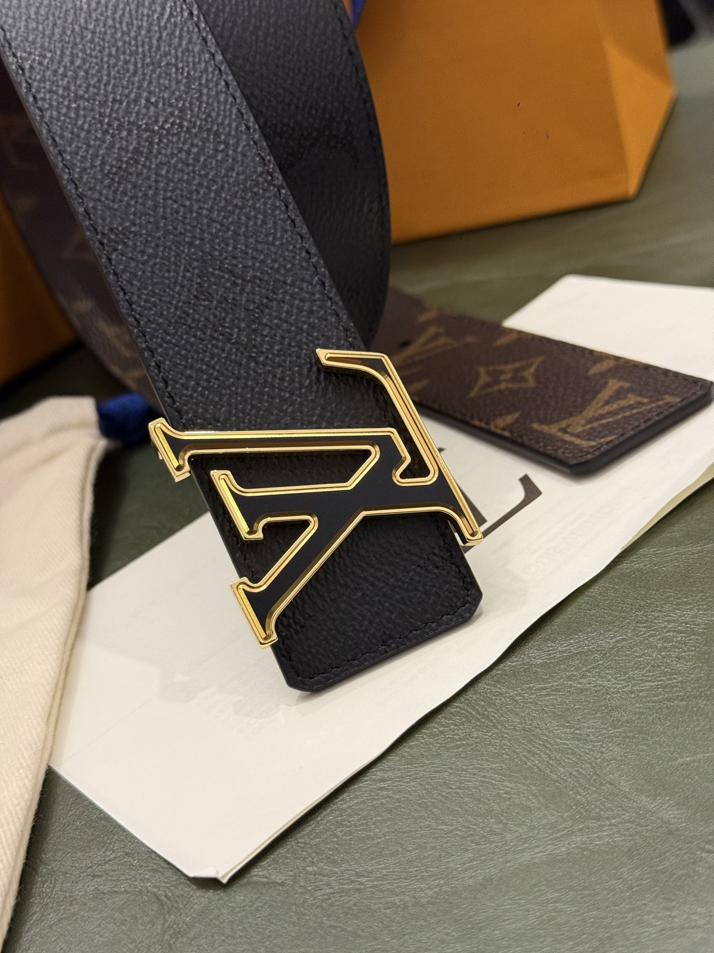 本款 LV Initiales Monogram Midnight 40 毫米双面腰带精妙演绎品牌标识。双面帆布分别晕染