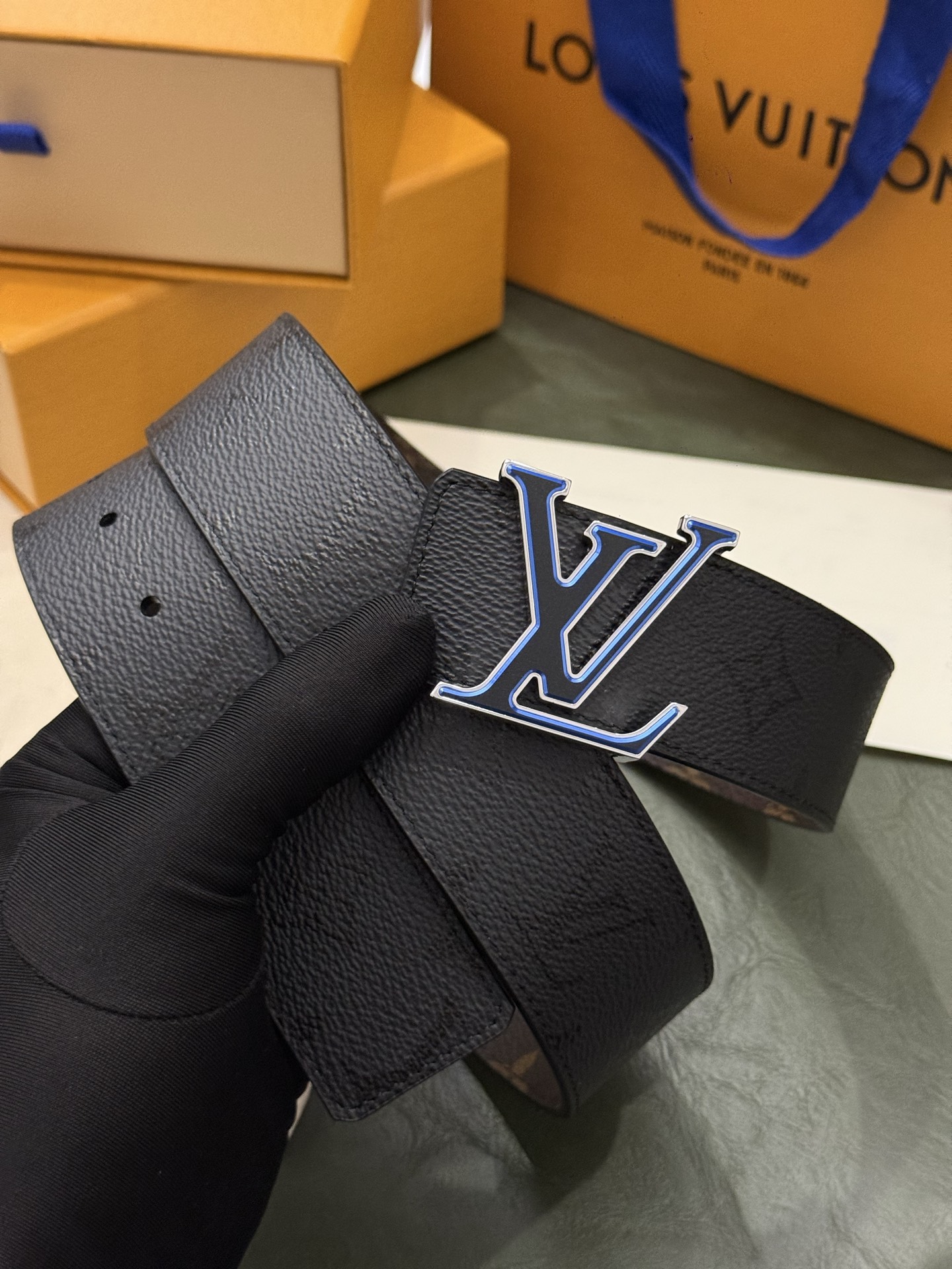 本款 LV Initiales Monogram Midnight 40 毫米双面腰带精妙演绎品牌标识。双面帆布分别晕染 本款 LV Initiales Monogram Midnight 40 毫米双面腰带精妙演绎品牌标识。双面帆布分别晕染
