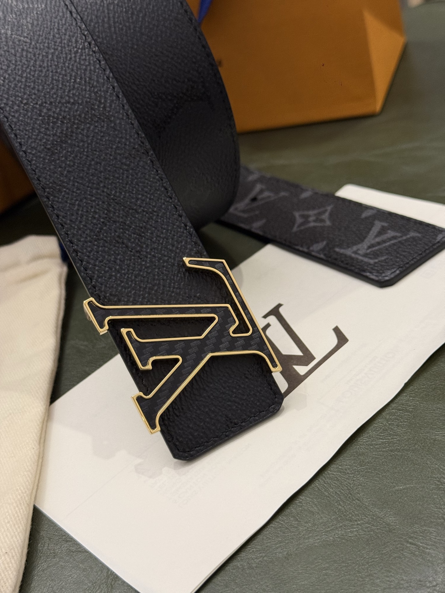 本款 LV Initiales Monogram Midnight 40 毫米双面腰带精妙演绎品牌标识。双面帆布分别晕染