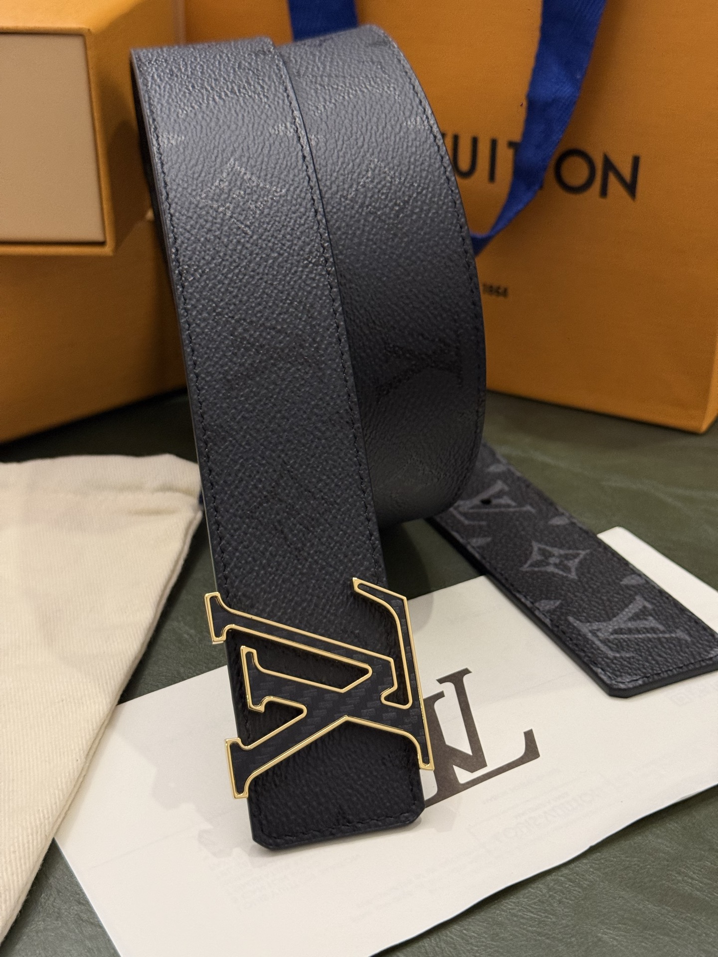 本款 LV Initiales Monogram Midnight 40 毫米双面腰带精妙演绎品牌标识。双面帆布分别晕染