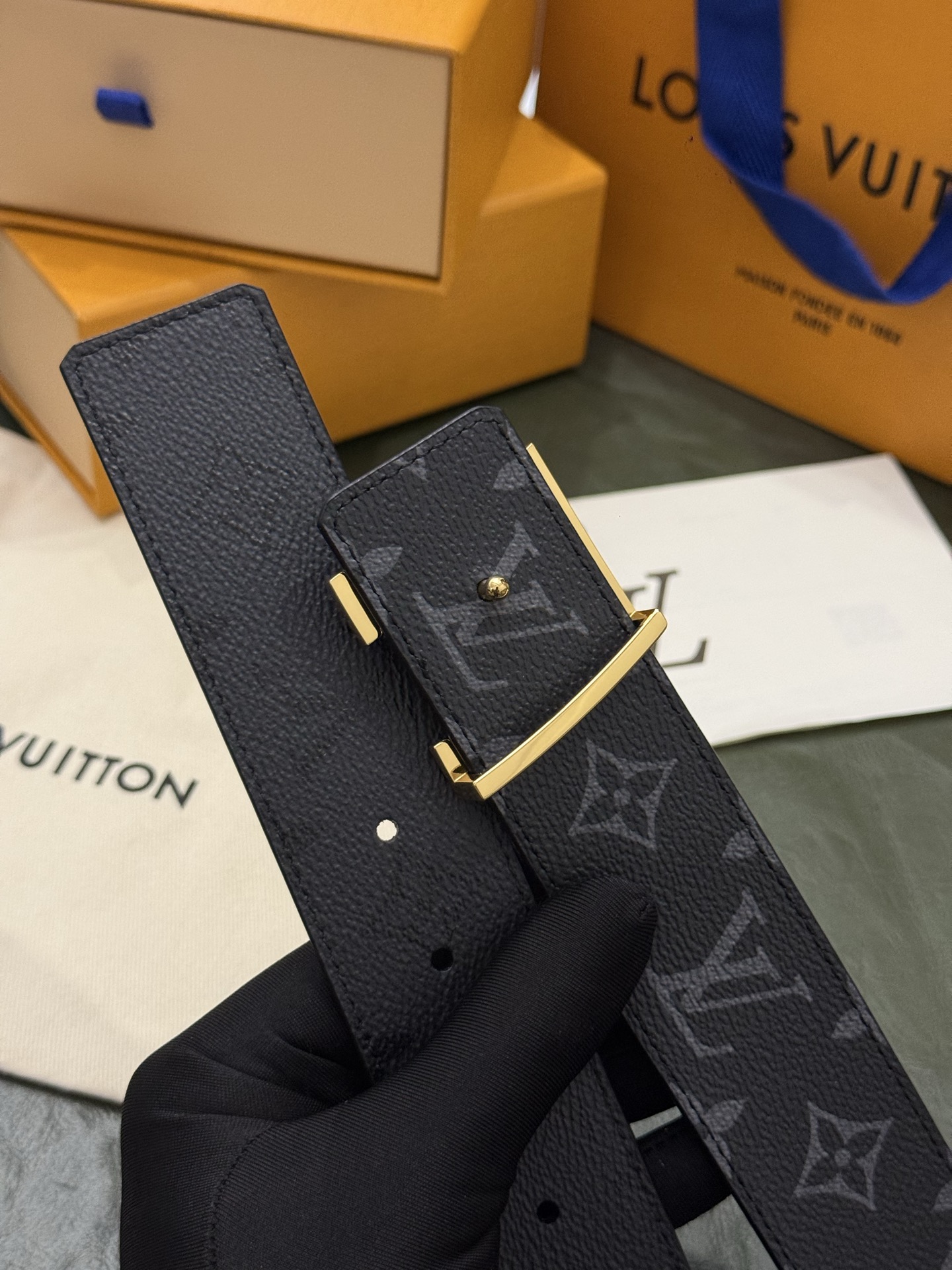 本款 LV Initiales Monogram Midnight 40 毫米双面腰带精妙演绎品牌标识。双面帆布分别晕染