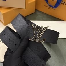 本款 LV Initiales Monogram Midnight 40 毫米双面腰带精妙演绎品牌标识。双面帆布分别晕染 本款 LV Initiales Monogram Midnight 40 毫米双面腰带精妙演绎品牌标识。双面帆布分别晕染