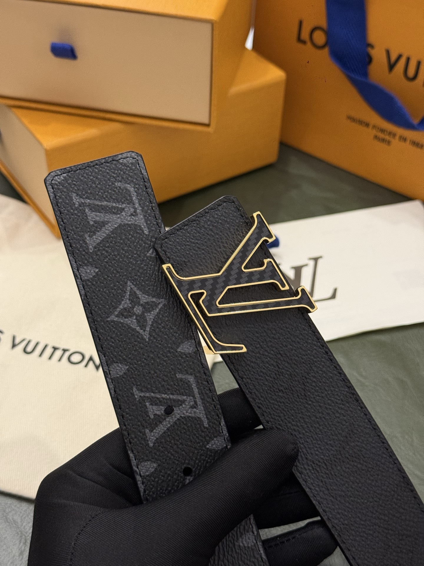 本款 LV Initiales Monogram Midnight 40 毫米双面腰带精妙演绎品牌标识。双面帆布分别晕染